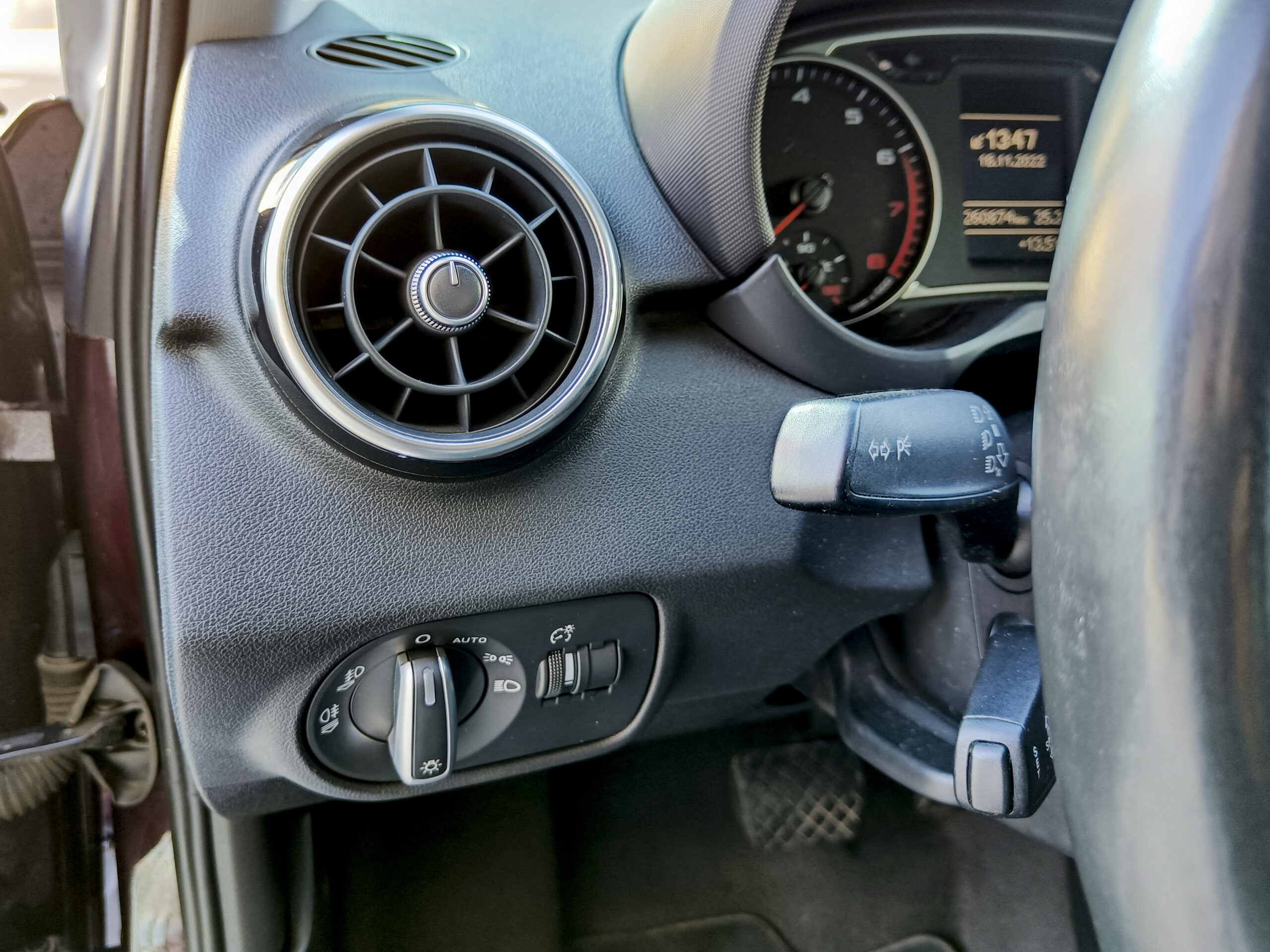 AUDI A1 1.4 TFSI AMBITION S-TRONIC – 122cv – 2012 – 259.000 kms