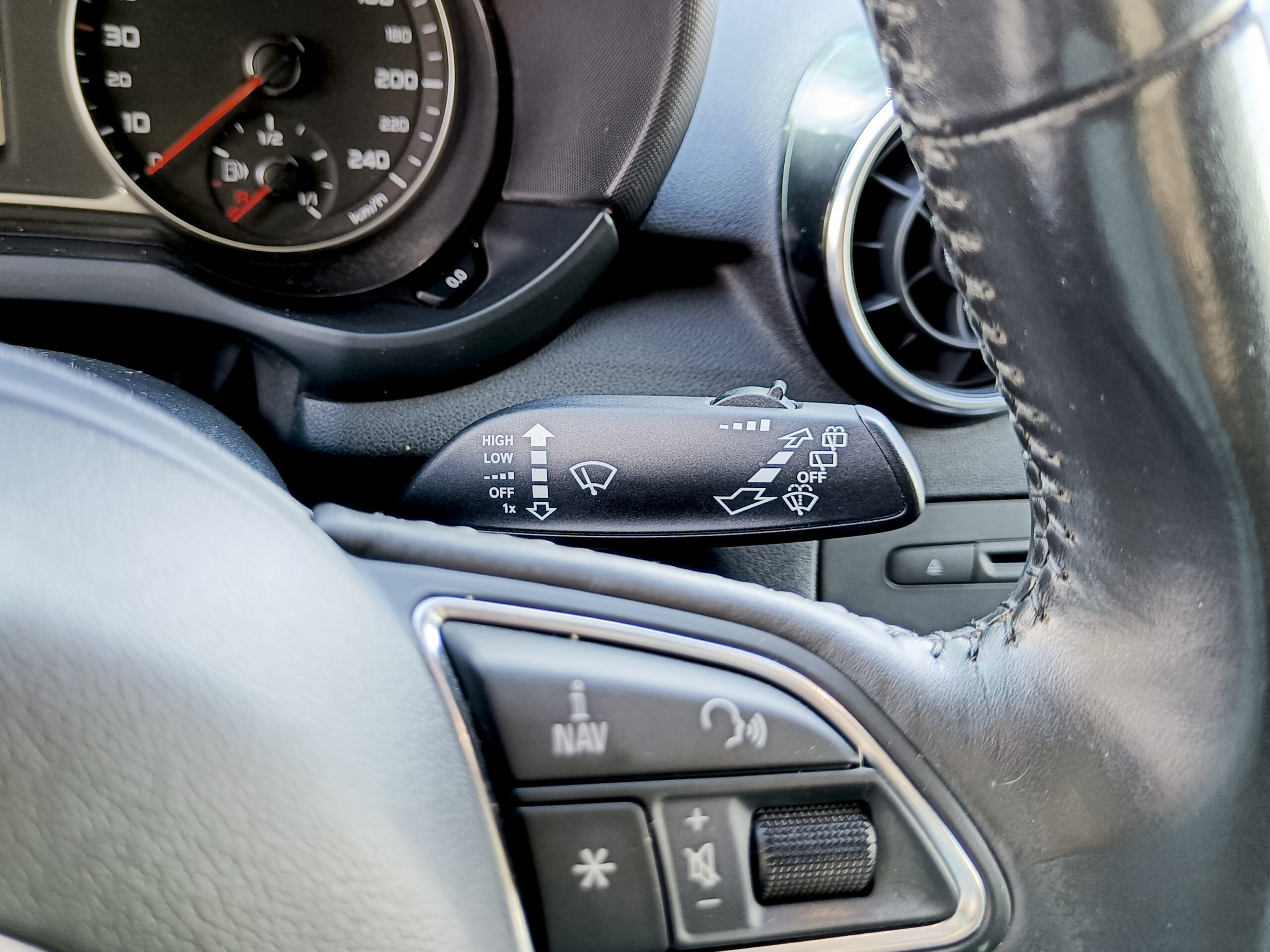 AUDI A1 1.4 TFSI AMBITION S-TRONIC – 122cv – 2012 – 259.000 kms