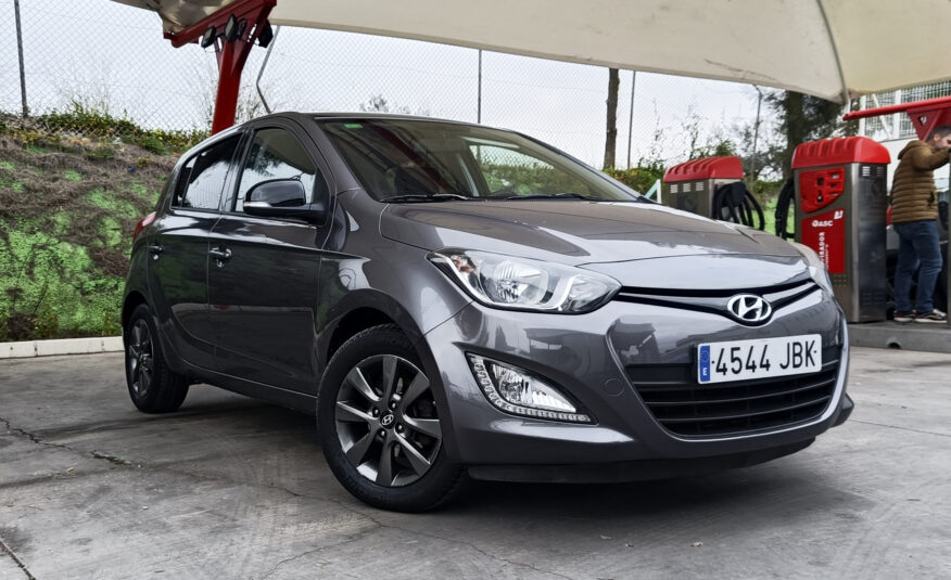 HYUNDAI i20 – Gasolina – 85cv – 2015 – 136.000 kms – desde 120€/mes