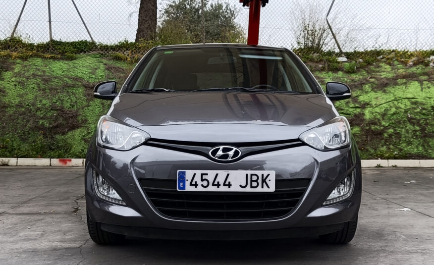 HYUNDAI i20 – Gasolina – 85cv – 2015 – 136.000 kms – desde 120€/mes
