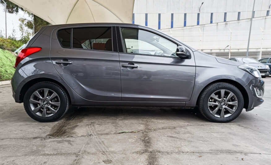 HYUNDAI i20 – Gasolina – 85cv – 2015 – 136.000 kms – desde 120€/mes