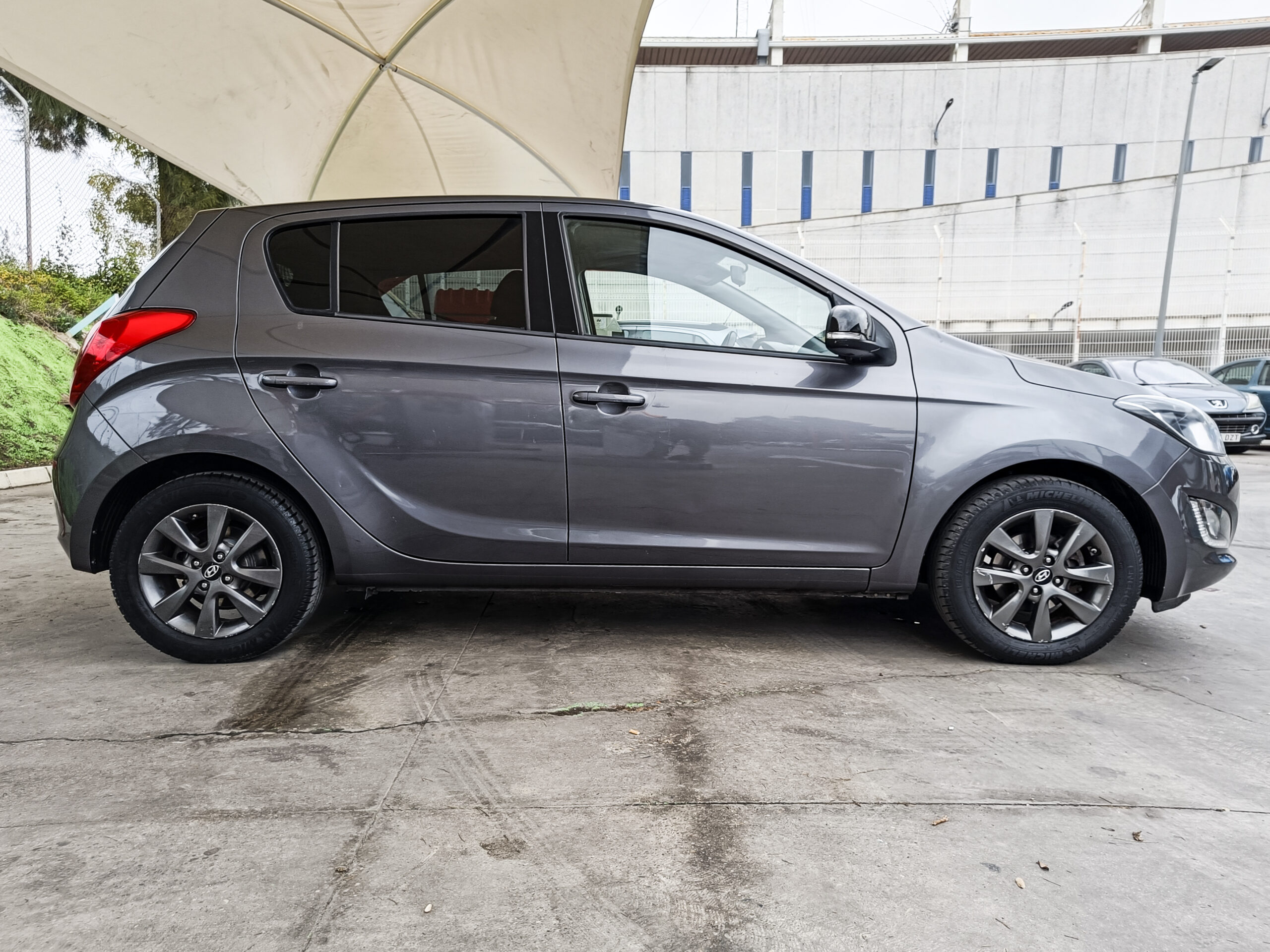 HYUNDAI i20 – Gasolina – 85cv – 2015 – 136.000 kms – desde 120€/mes