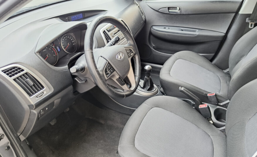 HYUNDAI i20 – Gasolina – 85cv – 2015 – 136.000 kms – desde 120€/mes