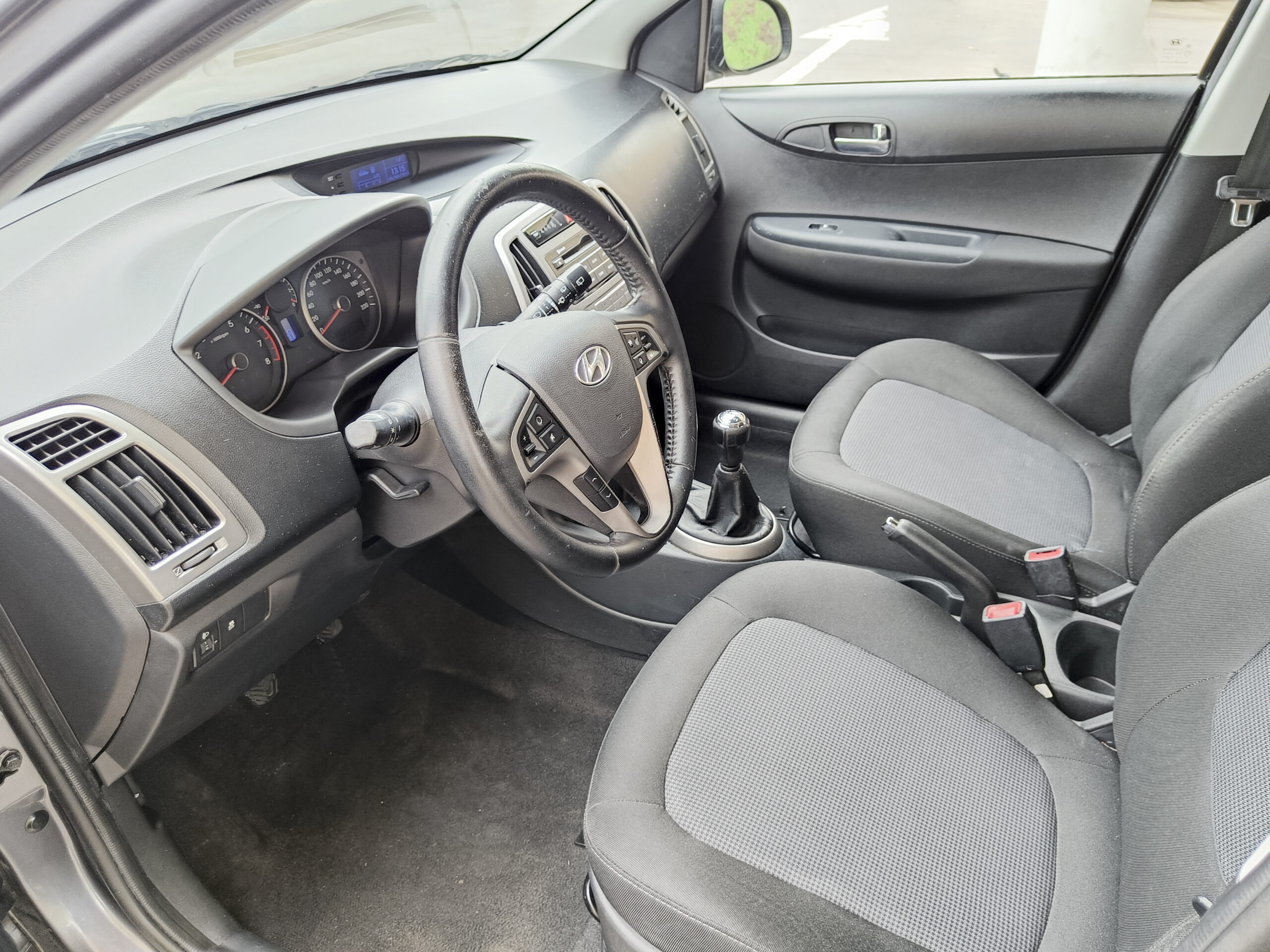 HYUNDAI i20 – Gasolina – 85cv – 2015 – 136.000 kms – desde 120€/mes