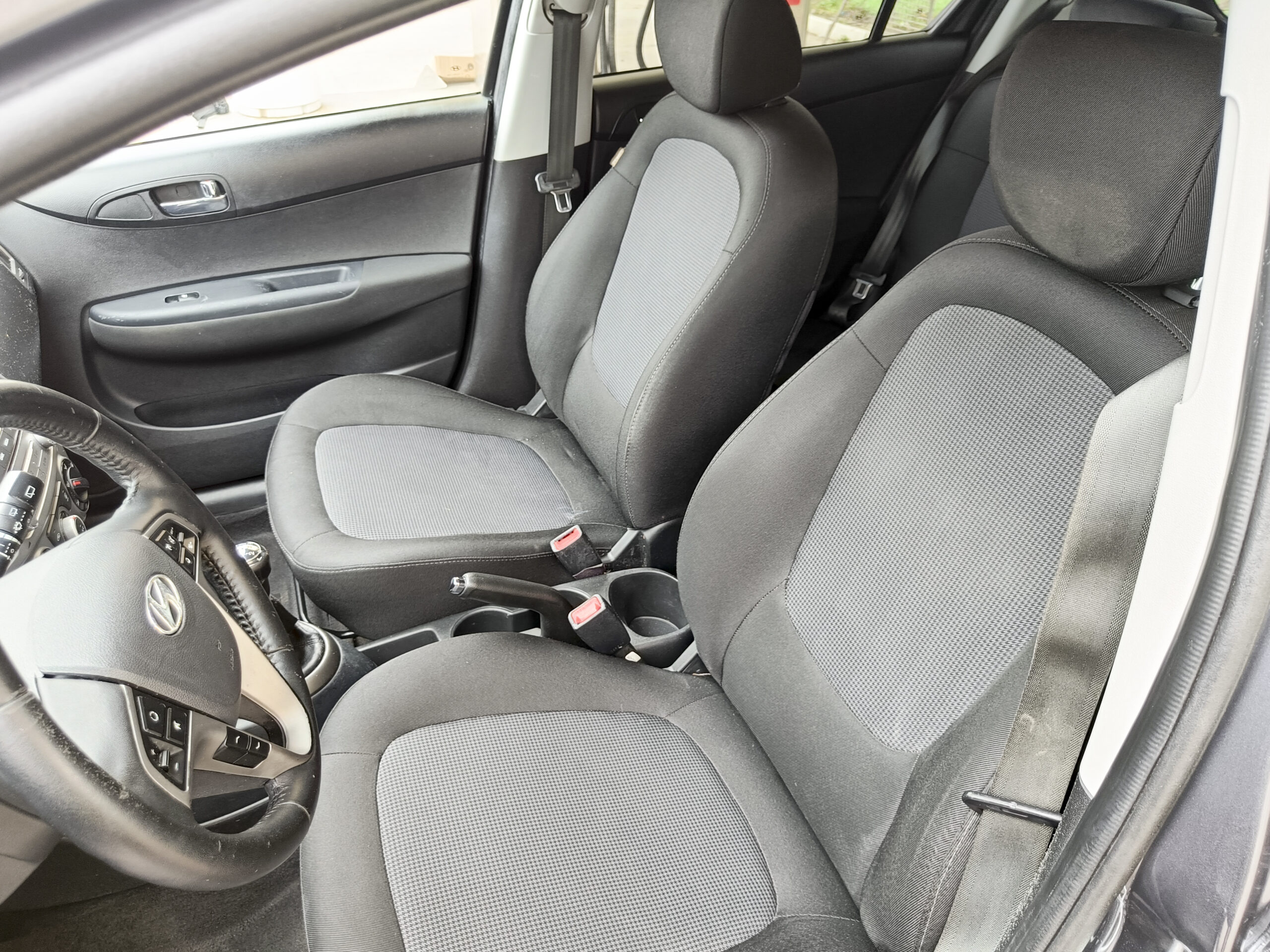 HYUNDAI i20 – Gasolina – 85cv – 2015 – 136.000 kms – desde 120€/mes