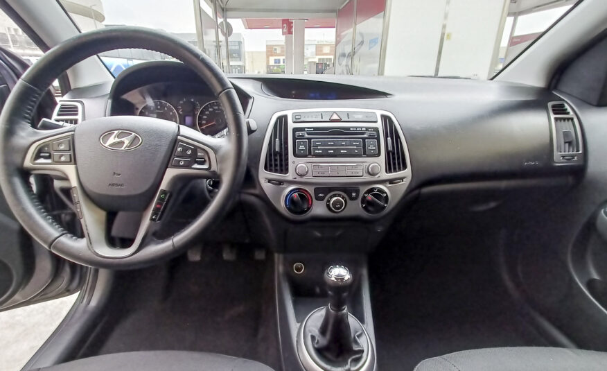 HYUNDAI i20 – Gasolina – 85cv – 2015 – 136.000 kms – desde 120€/mes