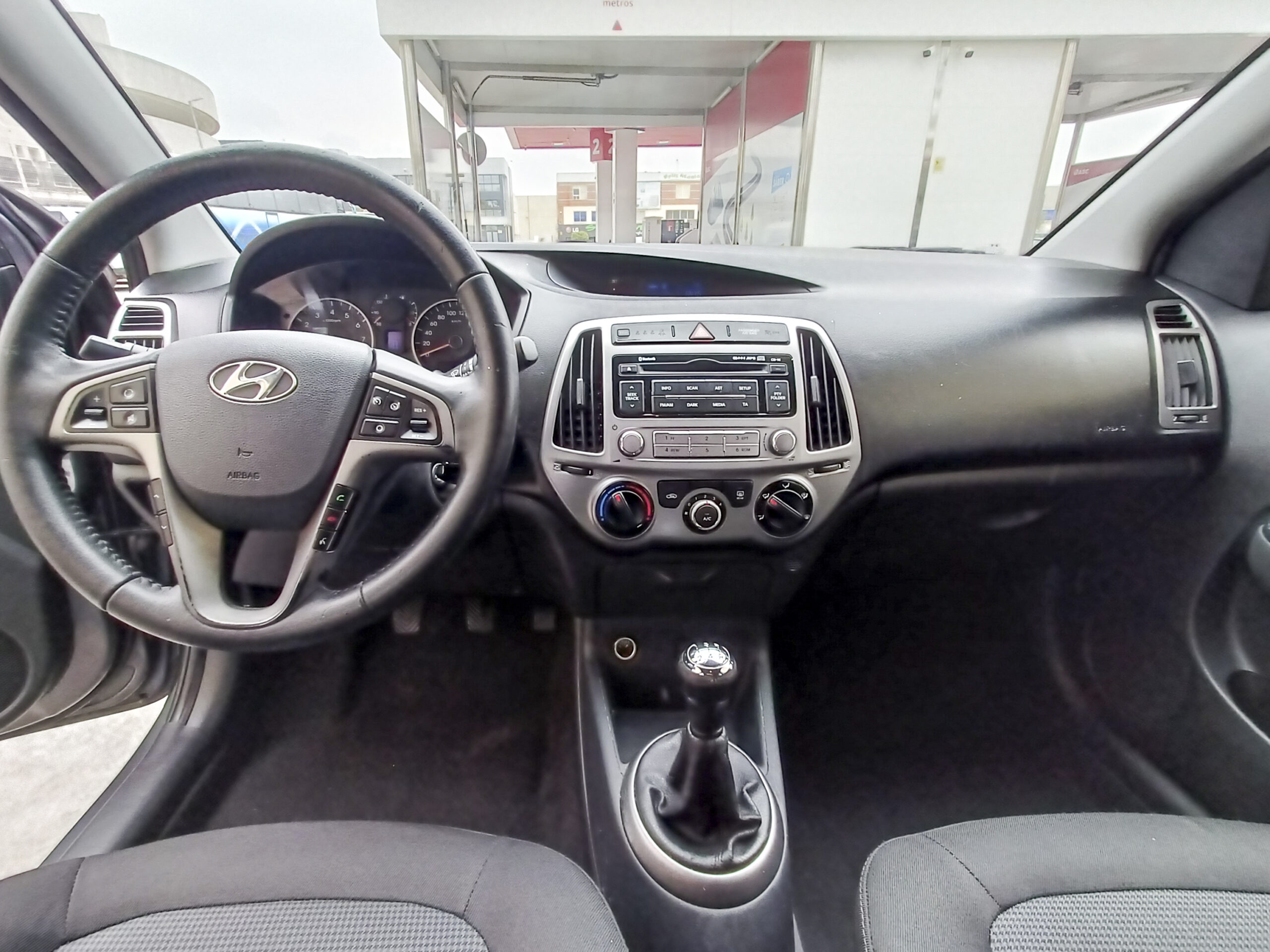 HYUNDAI i20 – Gasolina – 85cv – 2015 – 136.000 kms – desde 120€/mes