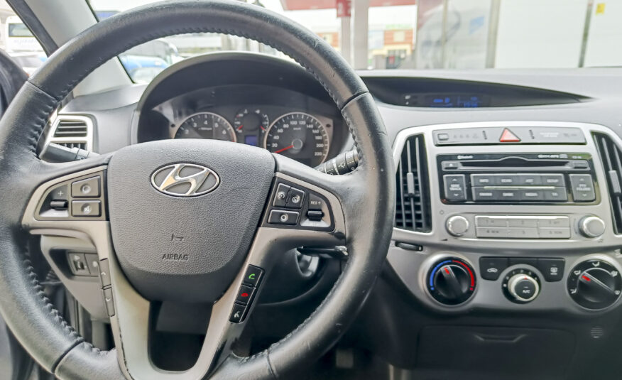 HYUNDAI i20 – Gasolina – 85cv – 2015 – 136.000 kms – desde 120€/mes
