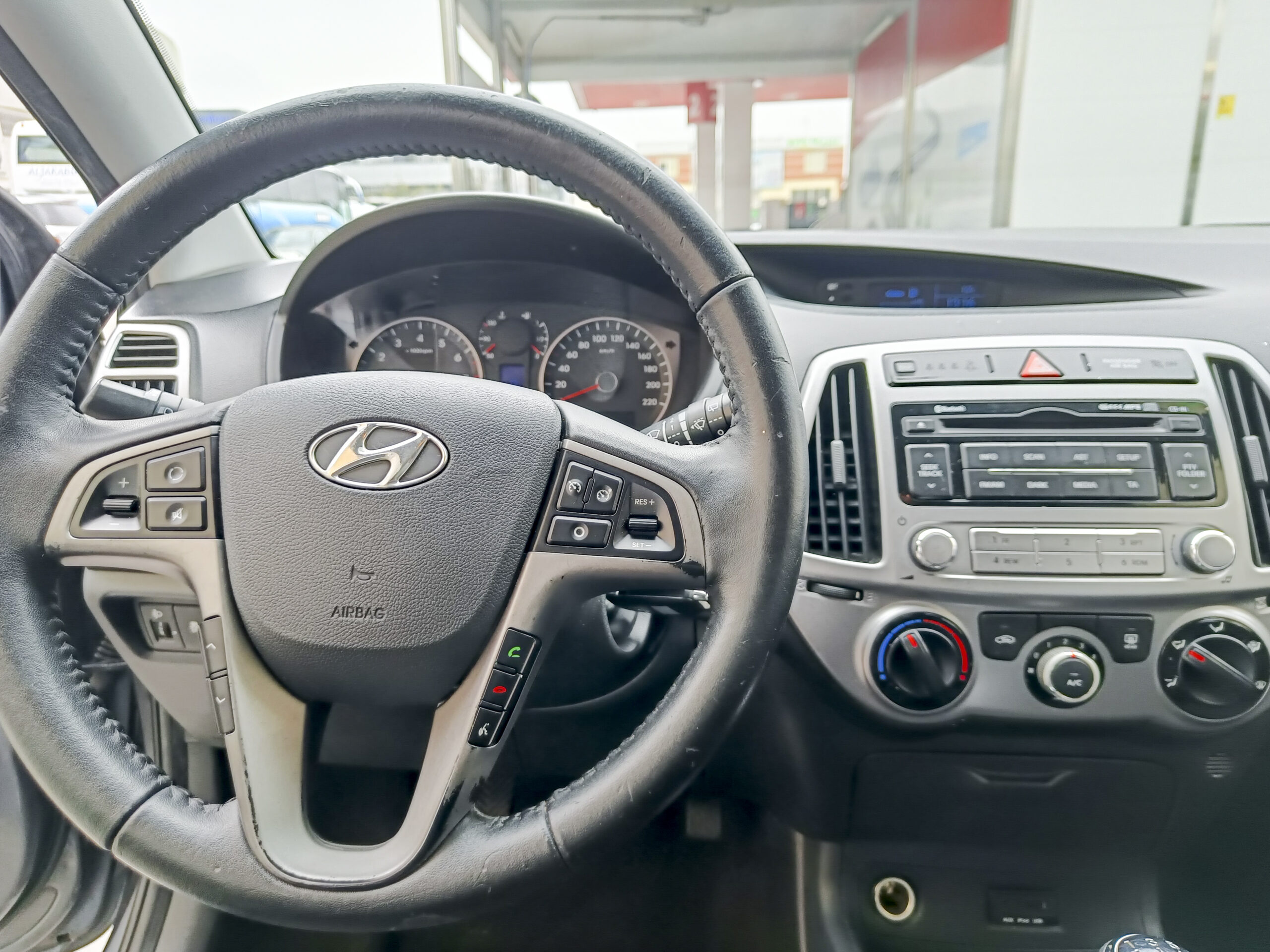 HYUNDAI i20 – Gasolina – 85cv – 2015 – 136.000 kms – desde 120€/mes