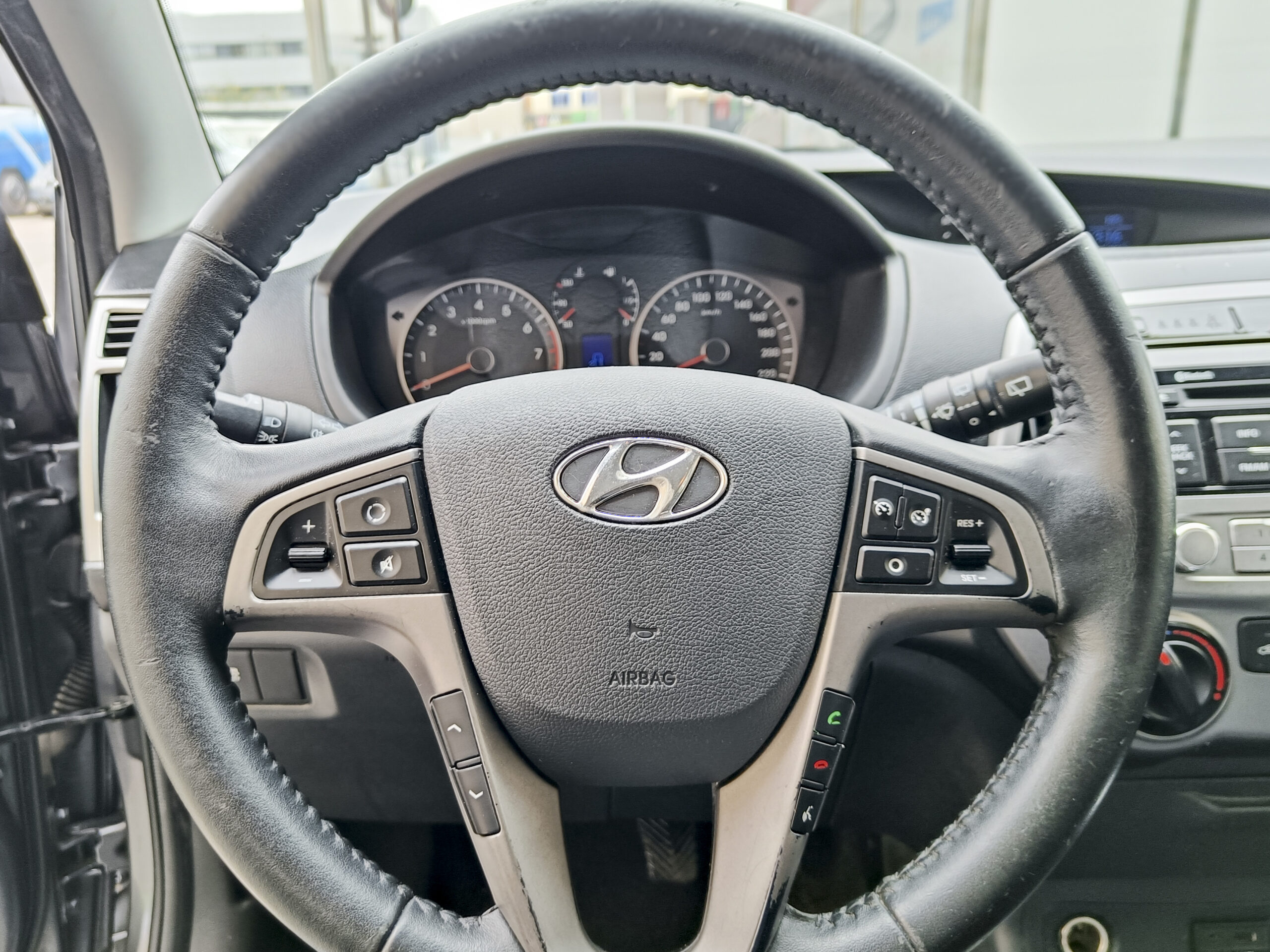 HYUNDAI i20 – Gasolina – 85cv – 2015 – 136.000 kms – desde 120€/mes