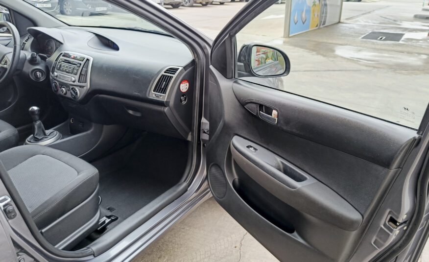HYUNDAI i20 – Gasolina – 85cv – 2015 – 136.000 kms – desde 120€/mes