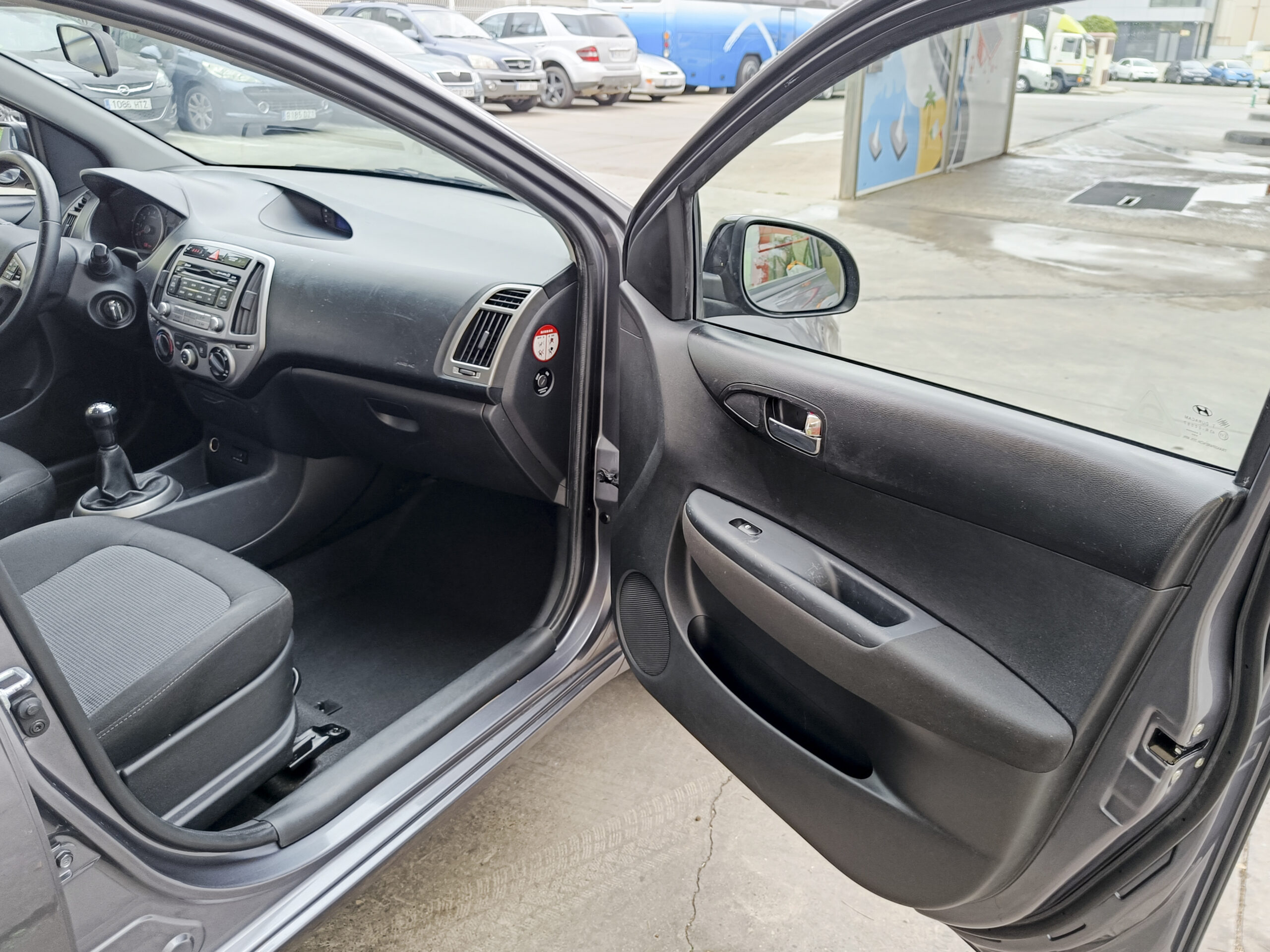 HYUNDAI i20 – Gasolina – 85cv – 2015 – 136.000 kms – desde 120€/mes