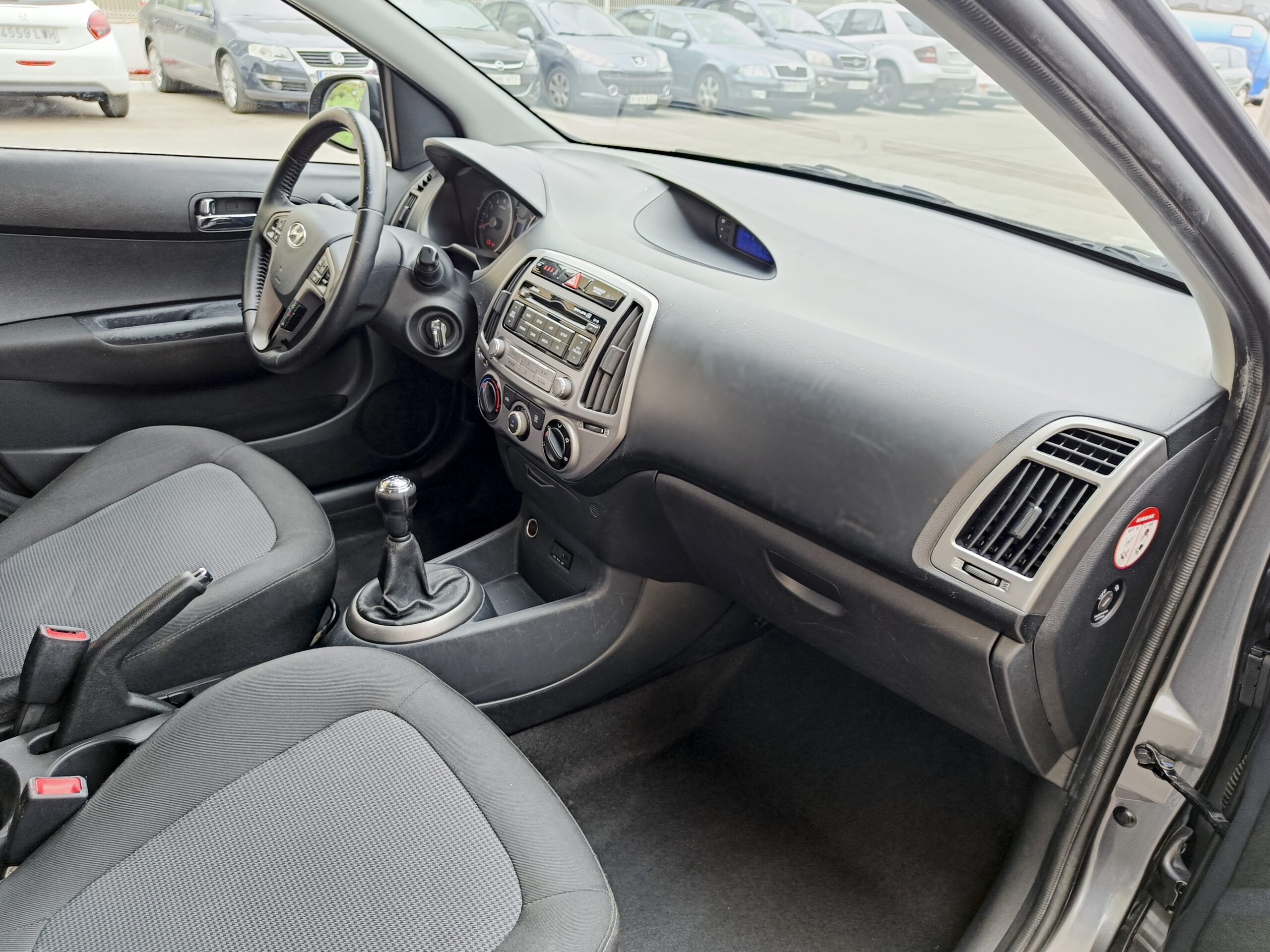 HYUNDAI i20 – Gasolina – 85cv – 2015 – 136.000 kms – desde 120€/mes