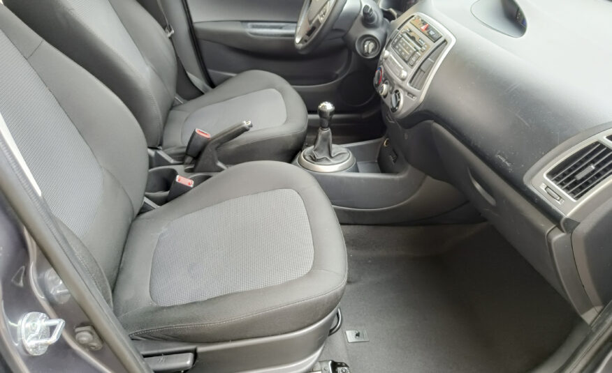 HYUNDAI i20 – Gasolina – 85cv – 2015 – 136.000 kms – desde 120€/mes