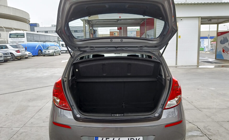HYUNDAI i20 – Gasolina – 85cv – 2015 – 136.000 kms – desde 120€/mes