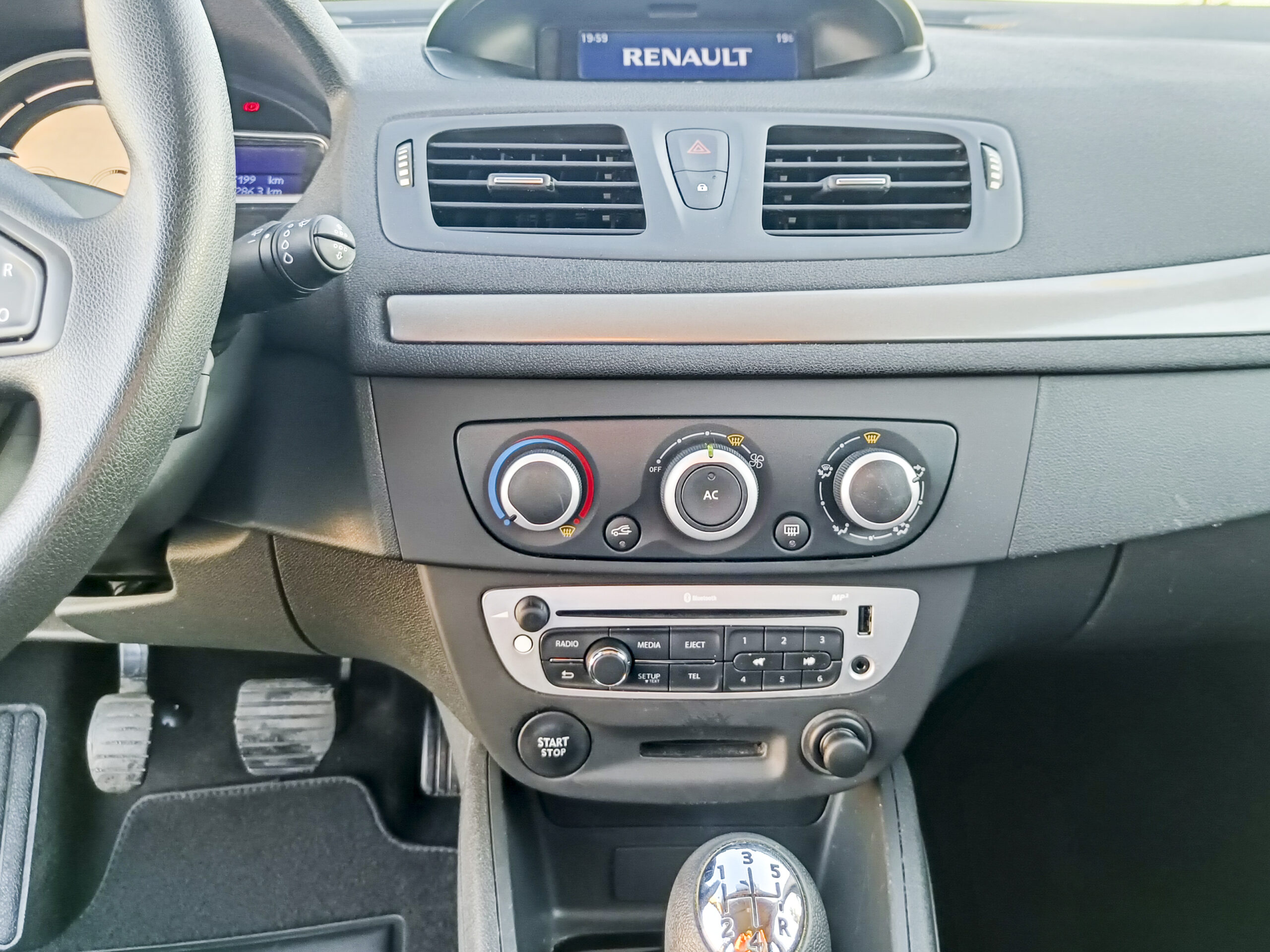 RENAULT MEGANE III 1.6 AUTHENTIQUE – 2013 – GASOLINA – 101cv – 87.000 kms – desde 129€/mes – UNICO PROPIETARIO