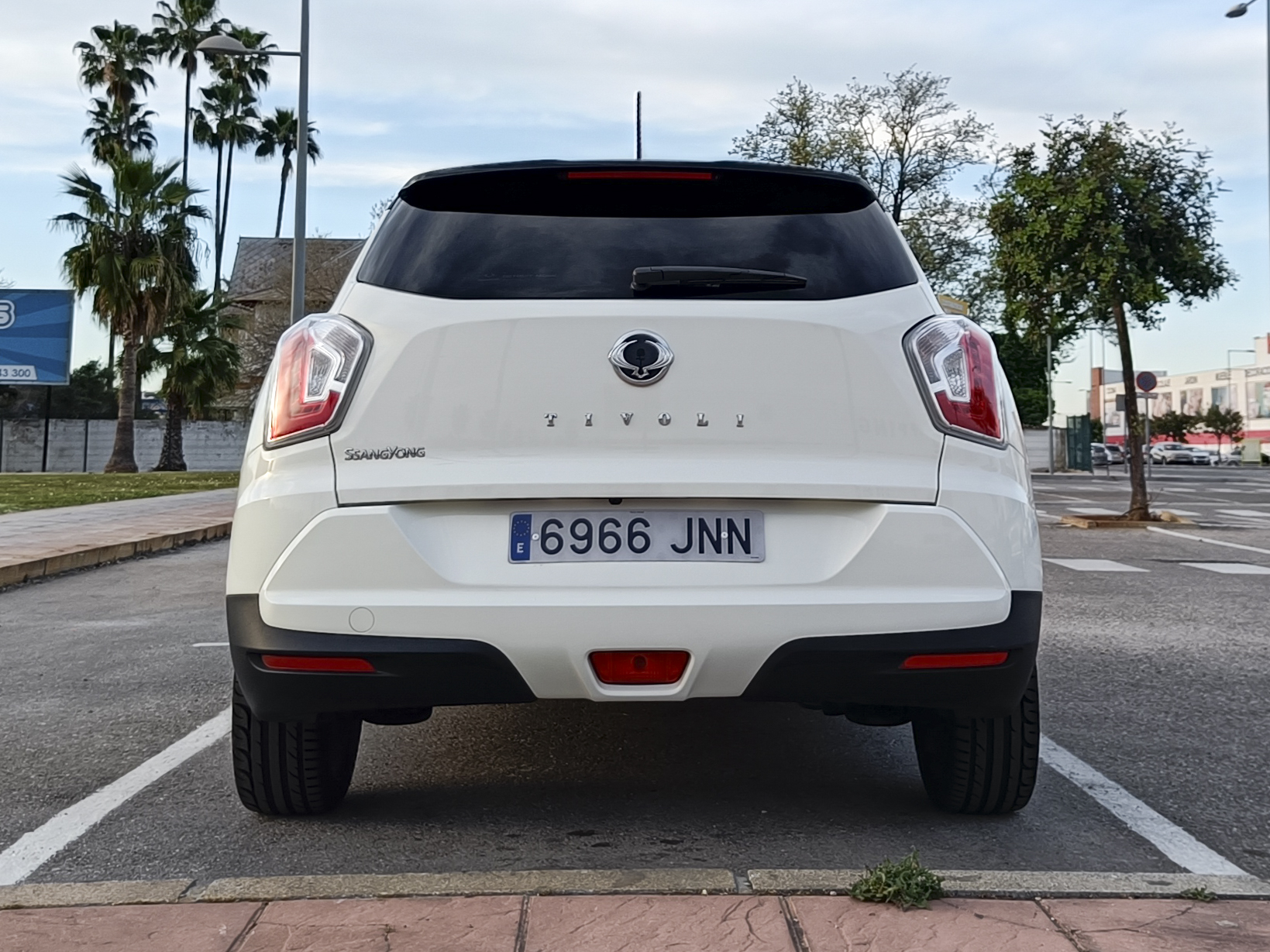 SSANGYONG TIVOLI G16 LINE 4×2 – 128 cv – 2016 – GASOLINA – 53.900 kms – desde 189€/mes – 18″ – NAVEGADOR – HASTA 1.200€ DESCUENTO