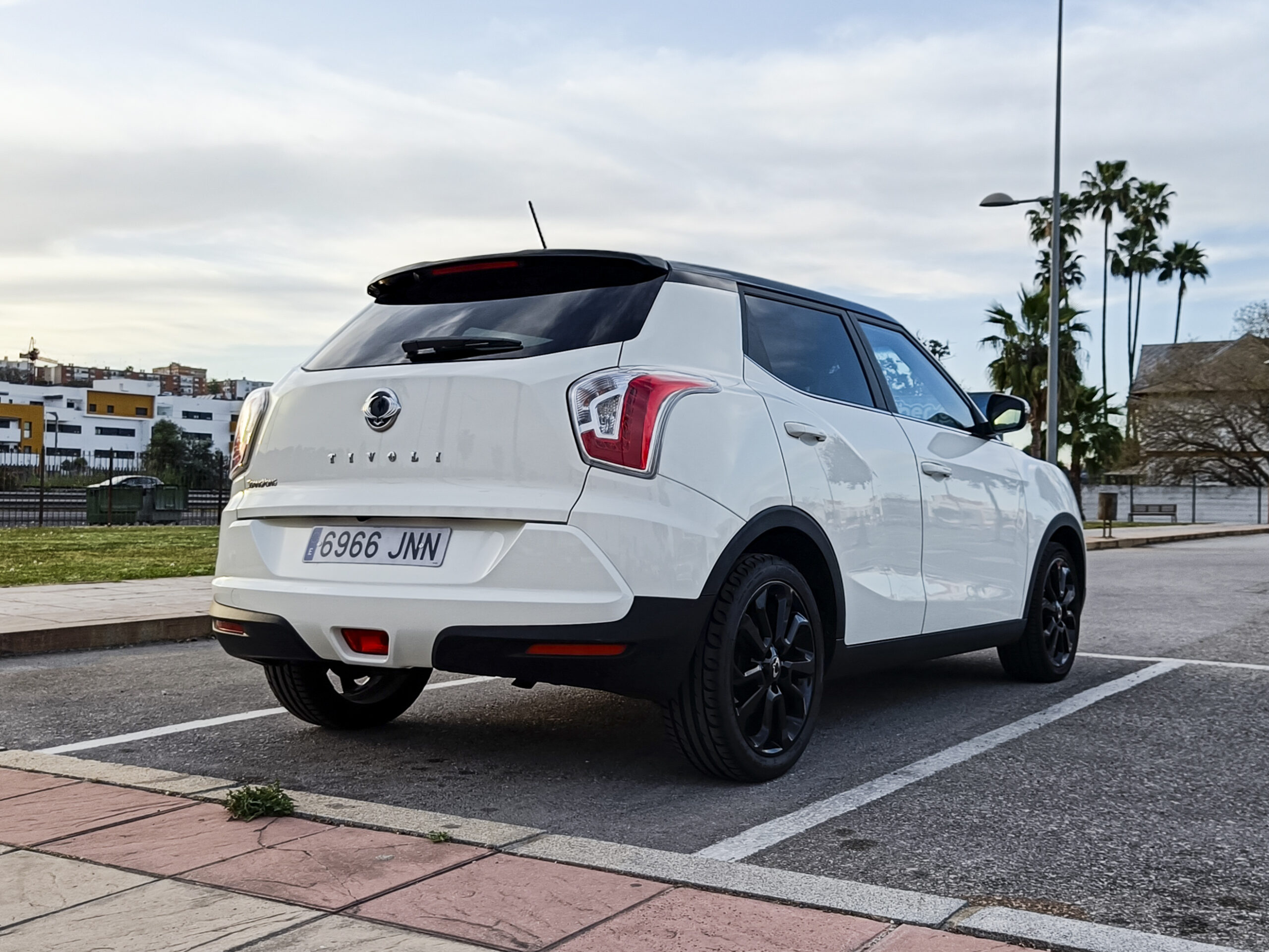 SSANGYONG TIVOLI G16 LINE 4×2 – 128 cv – 2016 – GASOLINA – 53.900 kms – desde 189€/mes – 18″ – NAVEGADOR – HASTA 1.200€ DESCUENTO