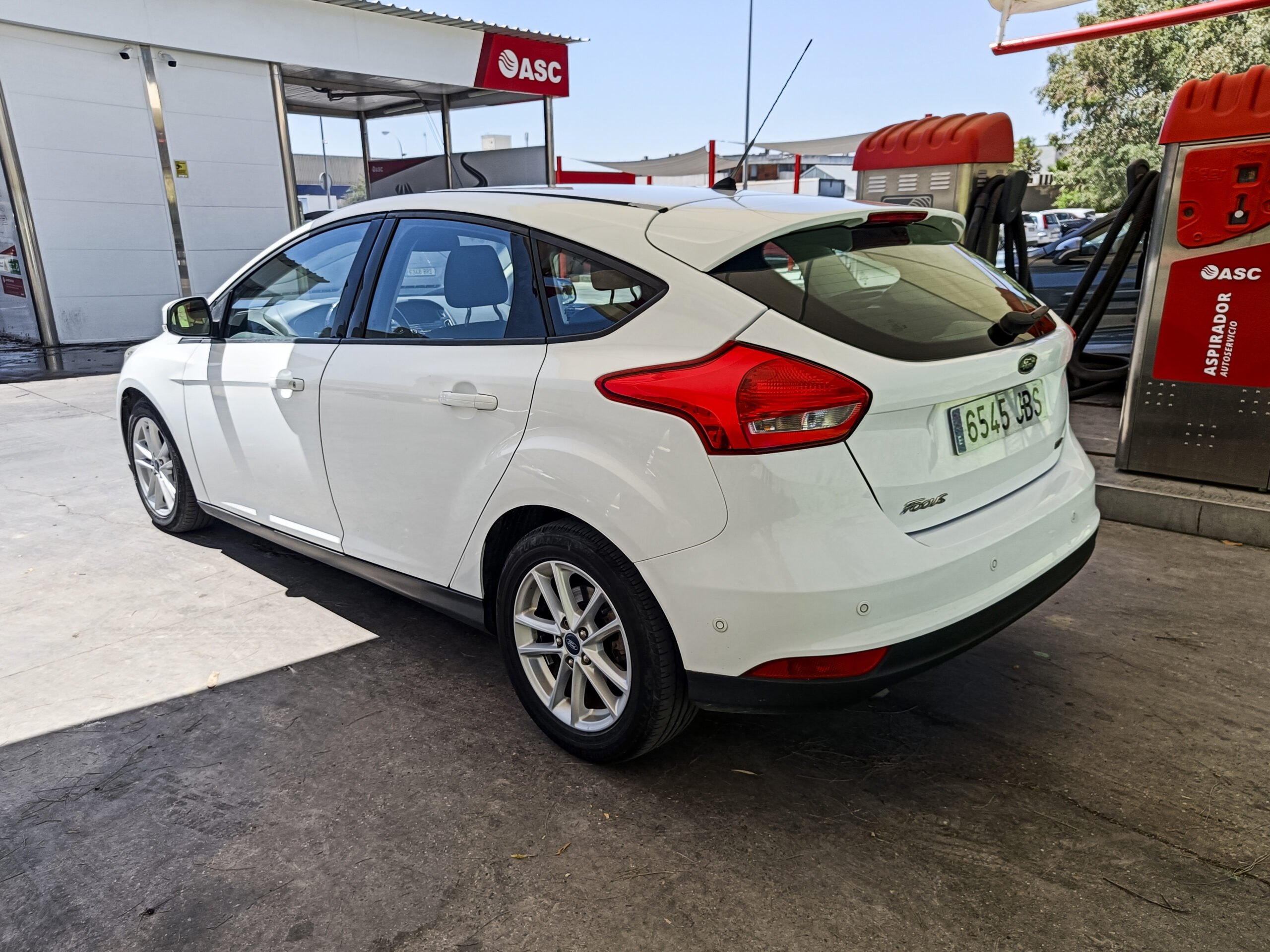 FORD FOCUS 1.0 ECOBOOST _ 125 cv _ 2015 _ 105.000 kms _ Gasolina _ desde 171€/mes _ hasta 600€ de descuento