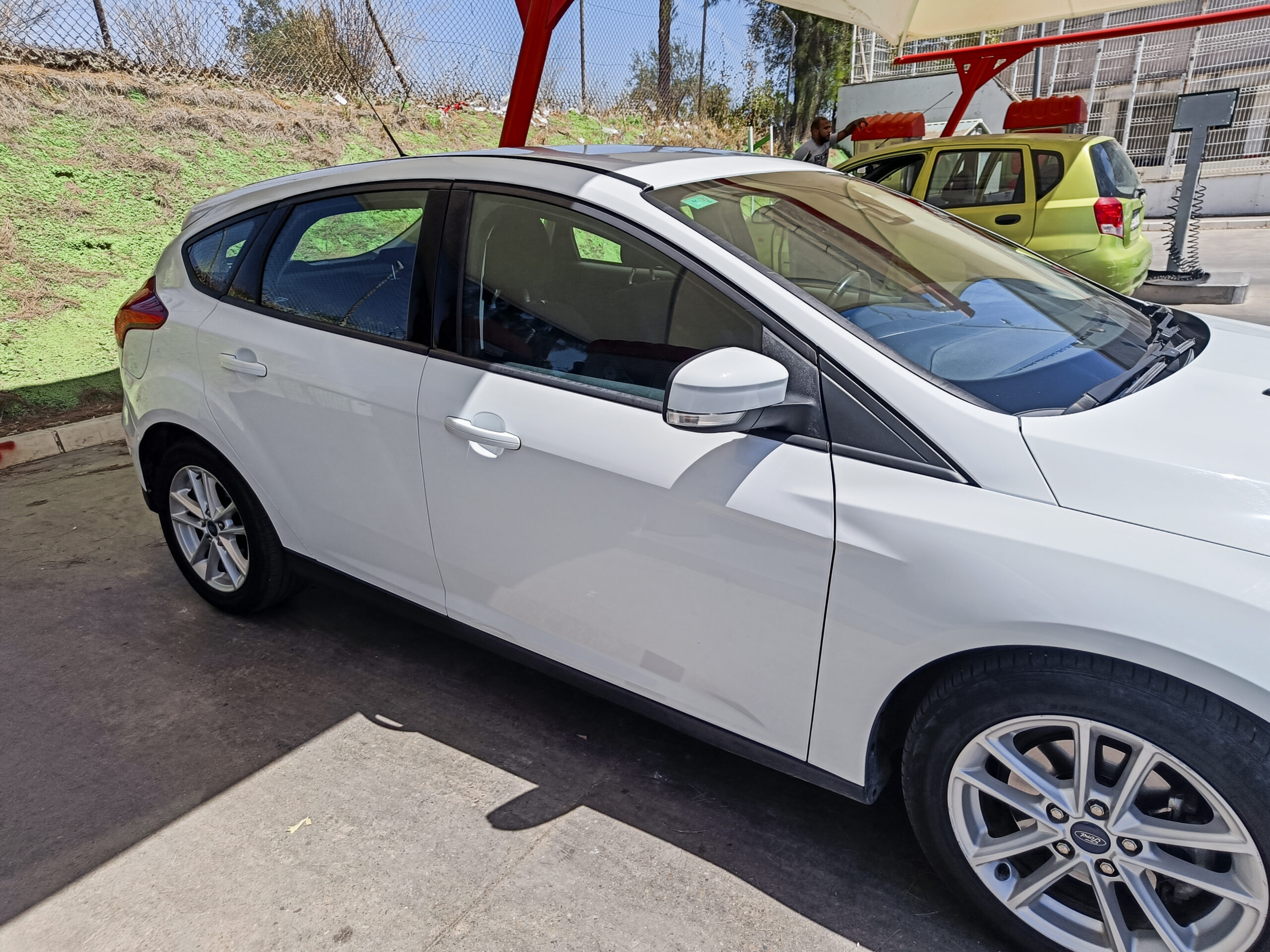 FORD FOCUS 1.0 ECOBOOST _ 125 cv _ 2015 _ 105.000 kms _ Gasolina _ desde 171€/mes _ hasta 600€ de descuento