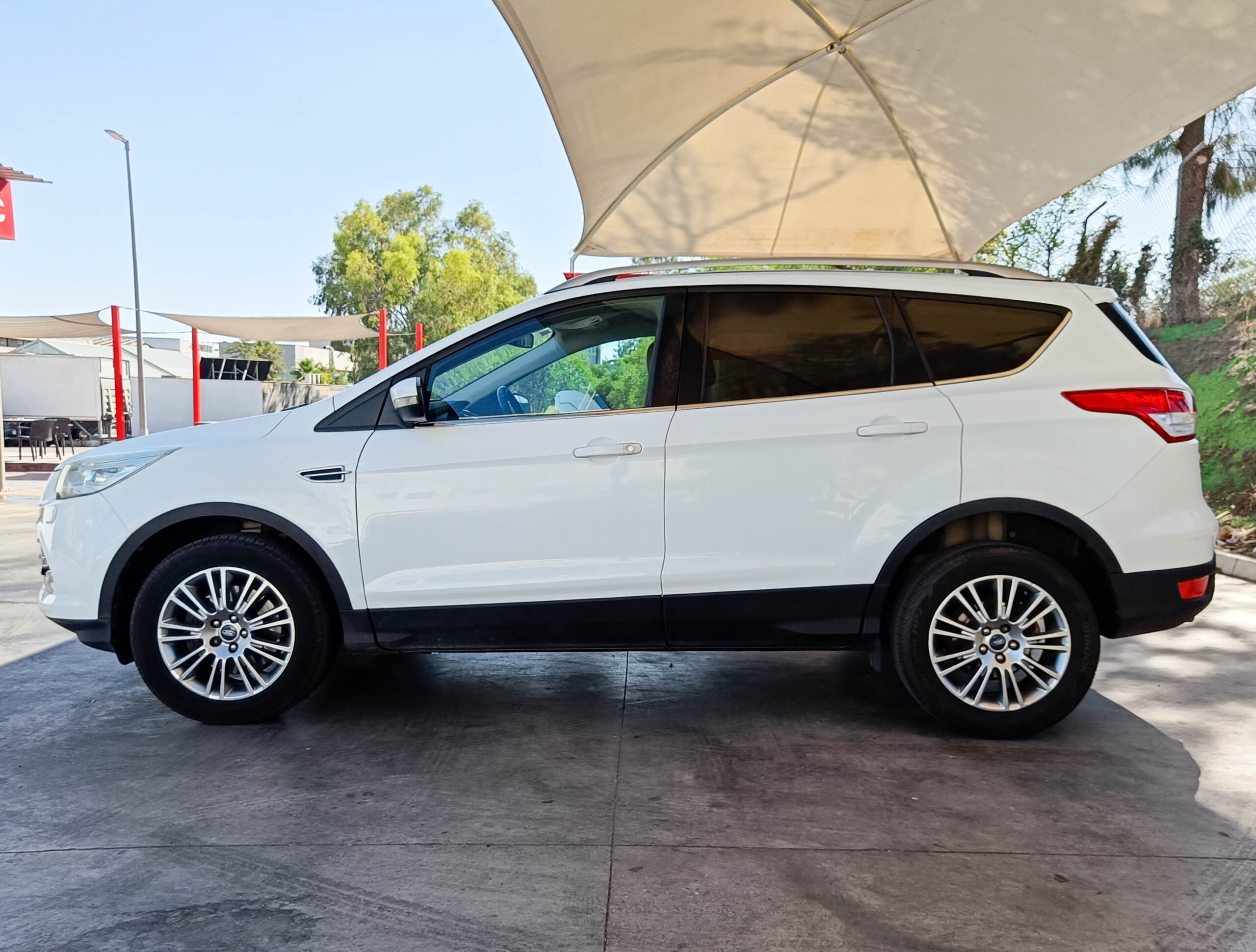 FORD KUGA 2.0TDCI TITANIUM 2WD _ 140 cv _ 2014 _ 189.000 kms _ Diesel _ desde 169€/mes _ hasta 600€ descuento