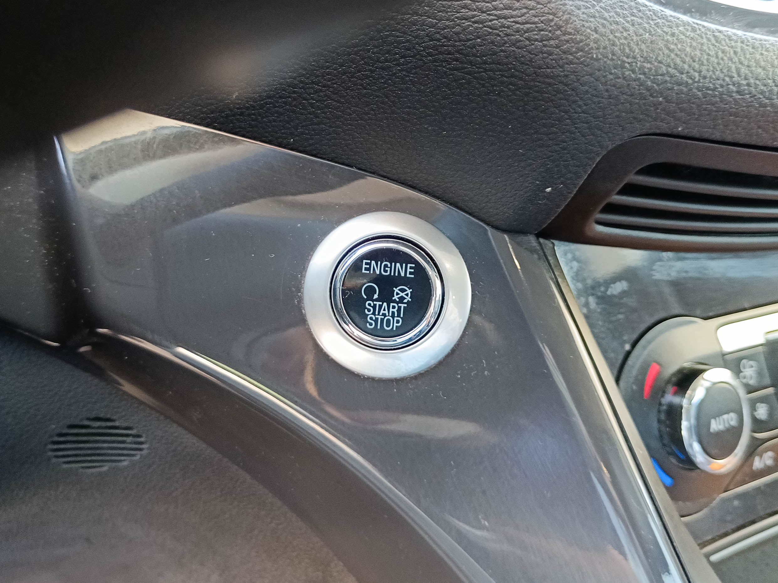 FORD KUGA 2.0TDCI TITANIUM 2WD _ 140 cv _ 2014 _ 189.000 kms _ Diesel _ desde 169€/mes _ hasta 600€ descuento