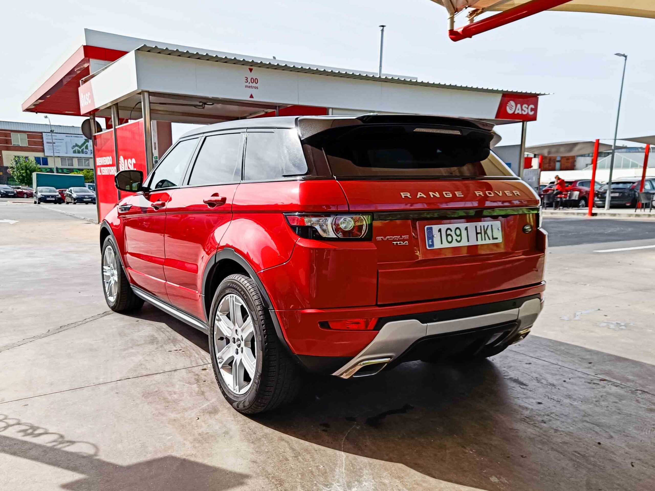 LAND-ROVER Range Rover Evoque I 2.2 TD4 PDF 4WD BVA6 AUT. _ 150 cv _ 2012 _ 23.000 kms _ PRECIO AL CONTADO: 23.990€ _ PRECIO FINANCIADO: 22.490