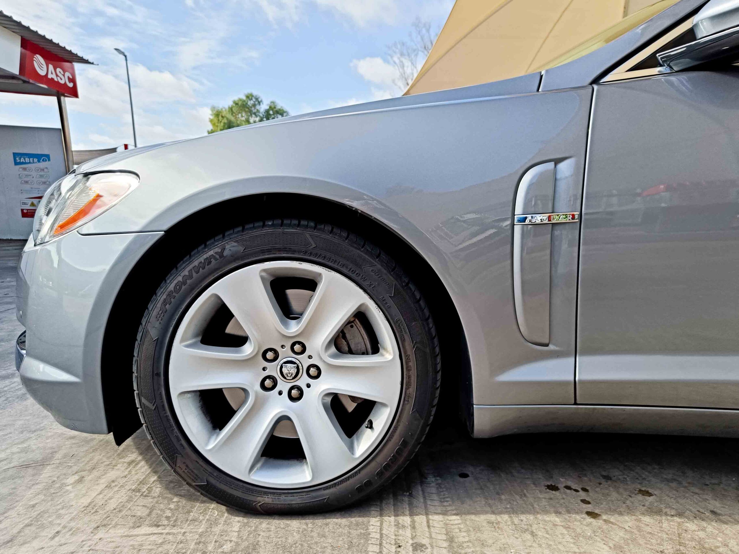 JAGUAR XF 3.0 V6 DIESEL PREMIUM LUXURY _ 240 cv _ 2010 _ 24.000 kms _ Desde 247€/mes _ AUTOMATICO. Hasta 1300€ de descuento por financiación.