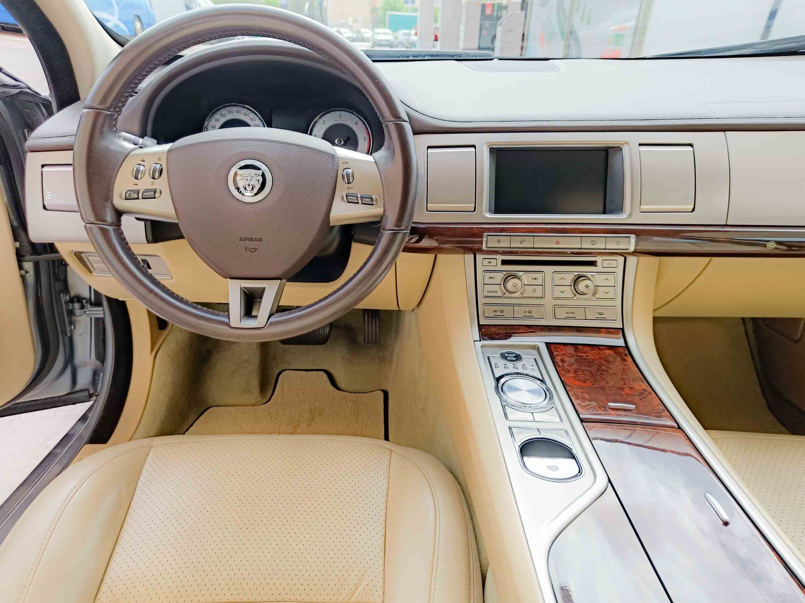 JAGUAR XF 3.0 V6 DIESEL PREMIUM LUXURY _ 240 cv _ 2010 _ 24.000 kms _ Desde 247€/mes _ AUTOMATICO. Hasta 1300€ de descuento por financiación.