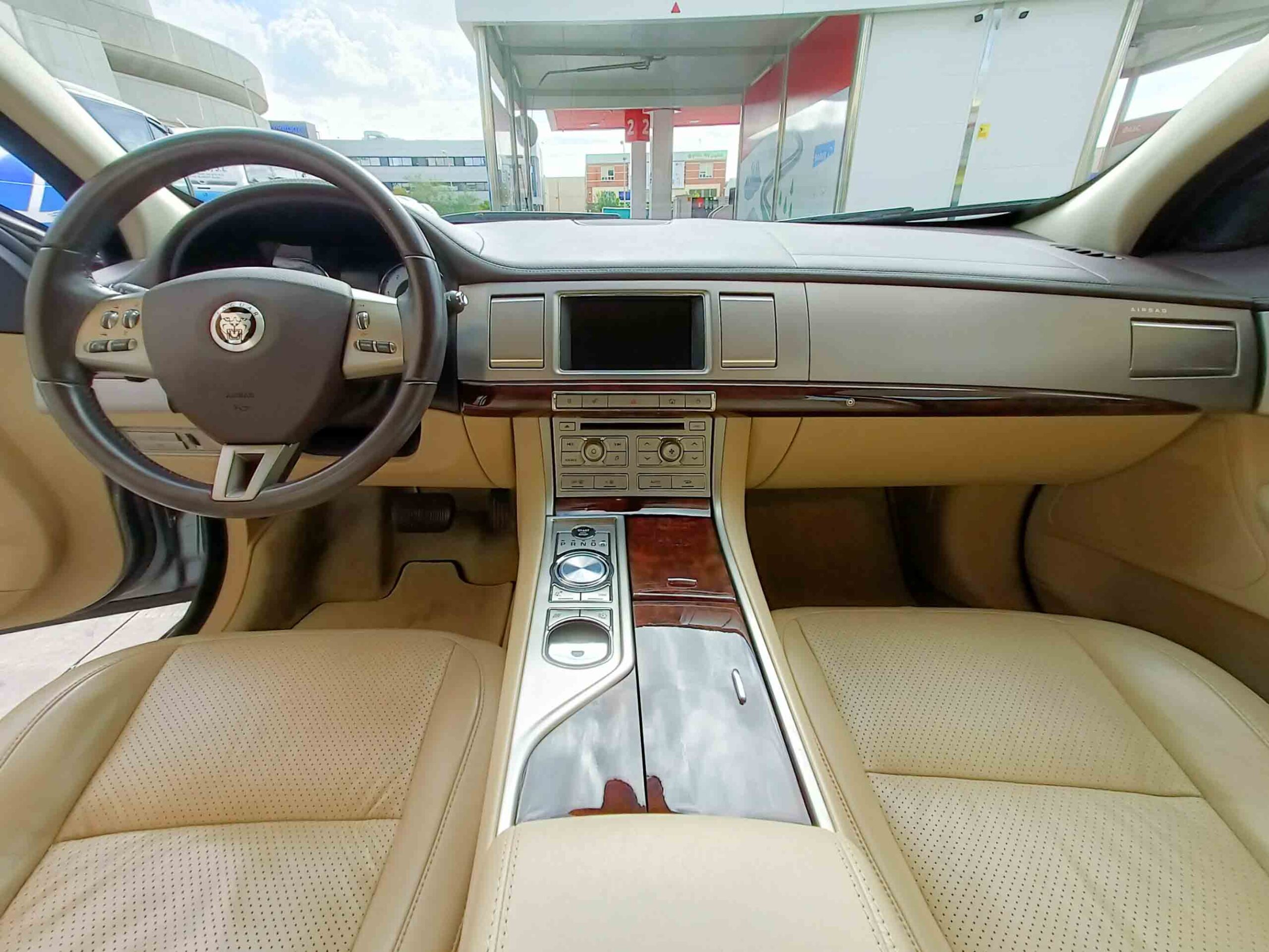JAGUAR XF 3.0 V6 DIESEL PREMIUM LUXURY _ 240 cv _ 2010 _ 24.000 kms _ Desde 247€/mes _ AUTOMATICO. Hasta 1300€ de descuento por financiación.