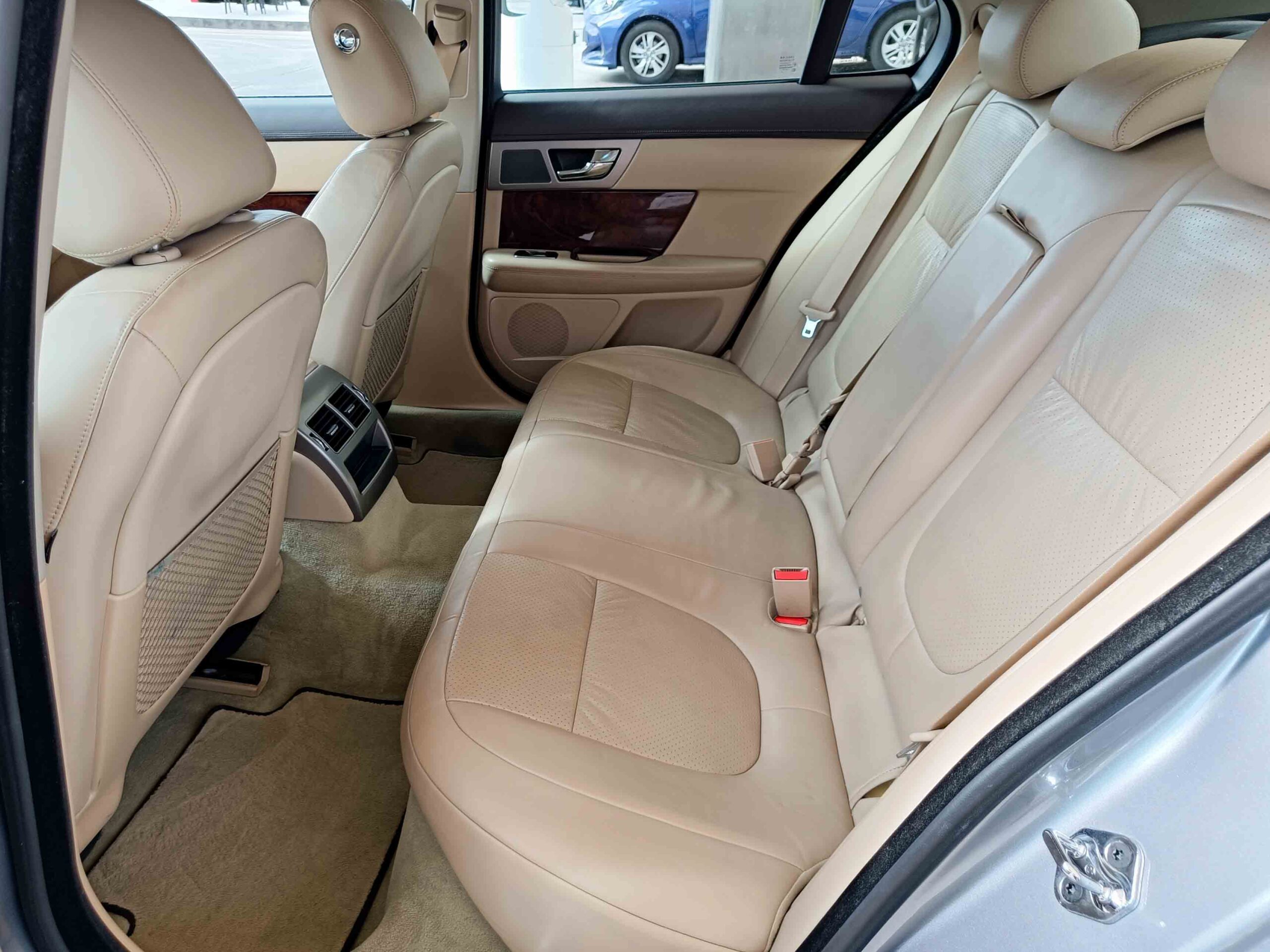 JAGUAR XF 3.0 V6 DIESEL PREMIUM LUXURY _ 240 cv _ 2010 _ 24.000 kms _ Desde 247€/mes _ AUTOMATICO. Hasta 1300€ de descuento por financiación.