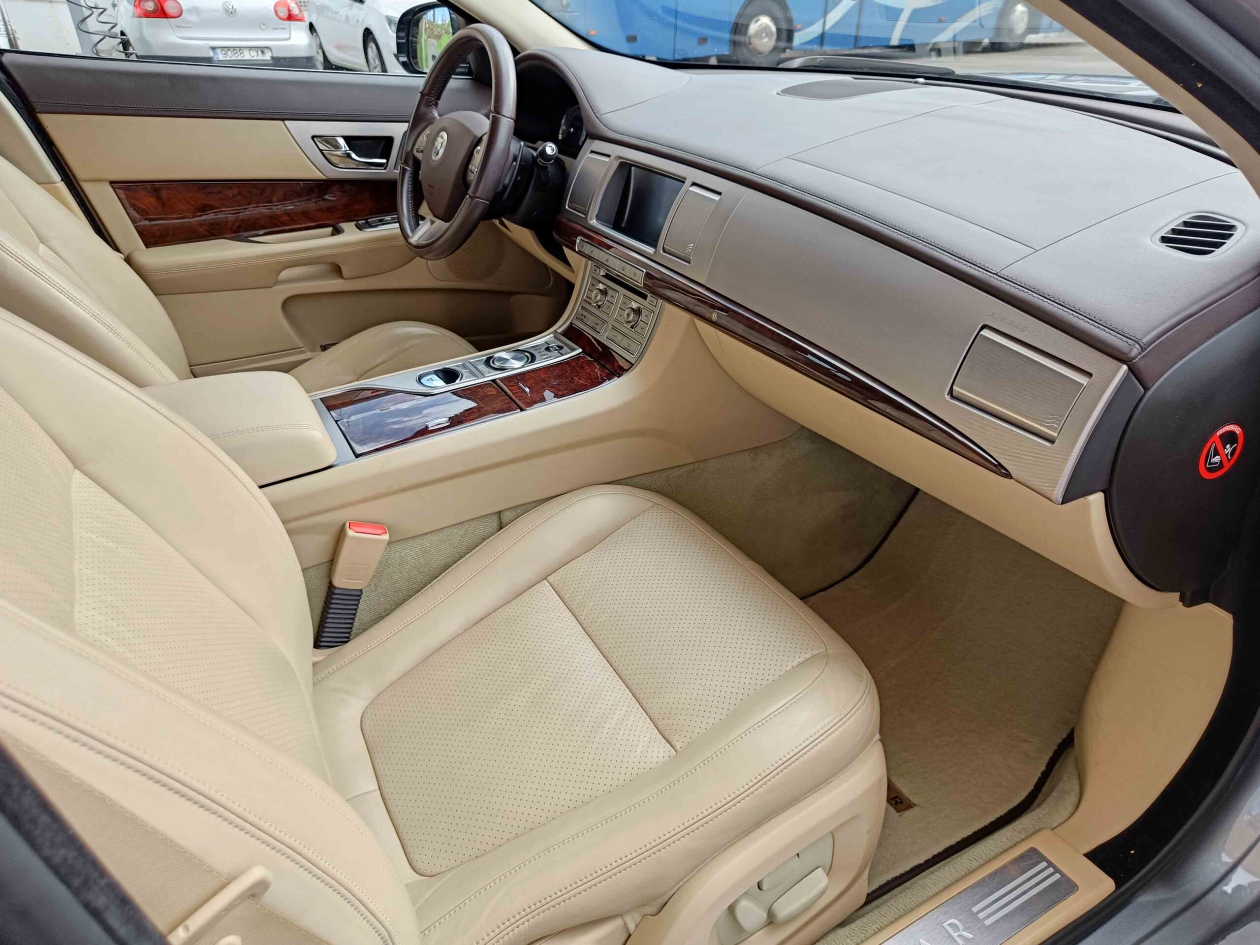 JAGUAR XF 3.0 V6 DIESEL PREMIUM LUXURY _ 240 cv _ 2010 _ 24.000 kms _ Desde 247€/mes _ AUTOMATICO. Hasta 1300€ de descuento por financiación.