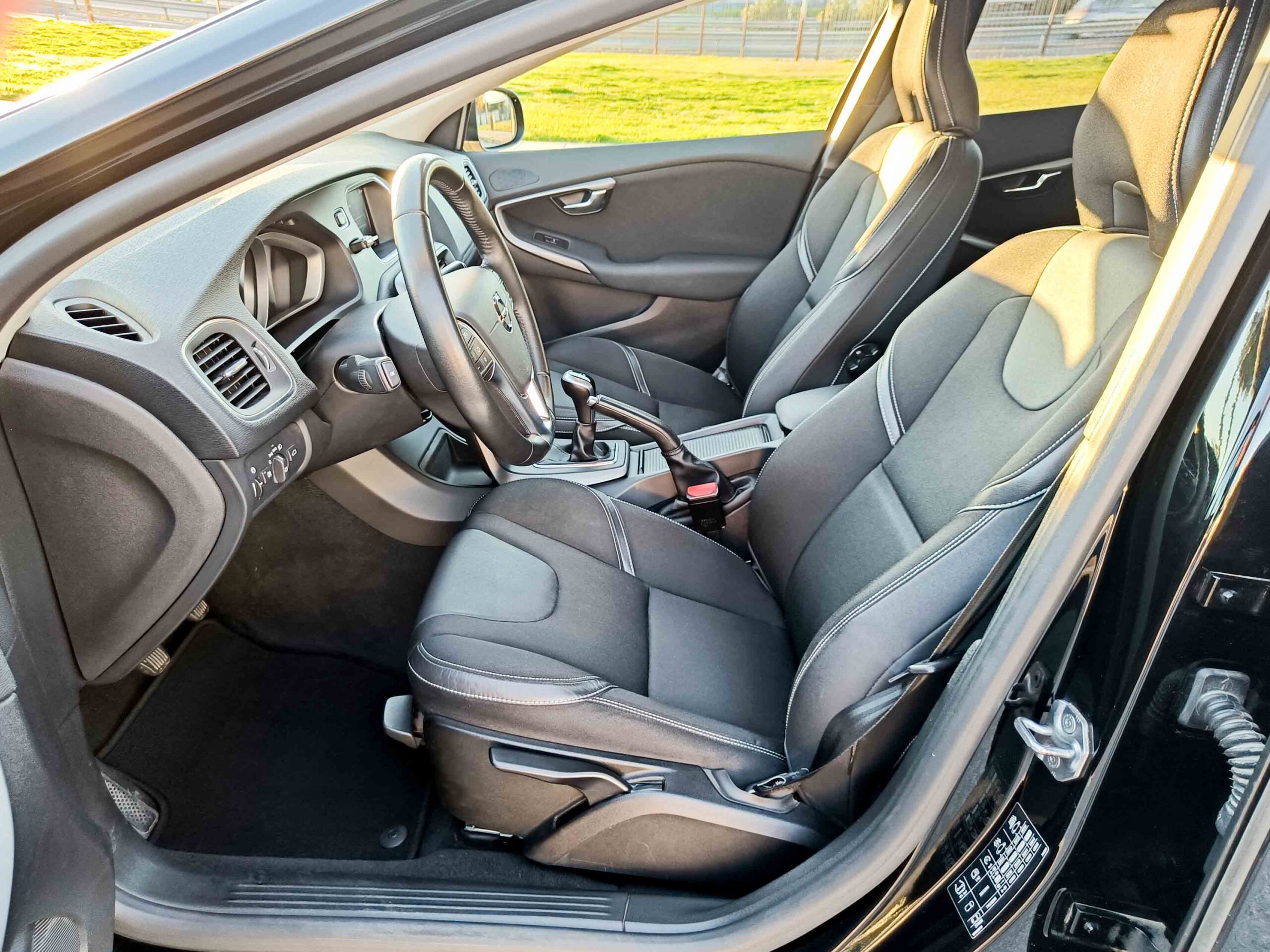 VOLVO V40 D3 MOMENTUM _ 150cv _ 2018 _ 180.000 kms _ Diesel _ Hasta 700€ de descuento por financiación