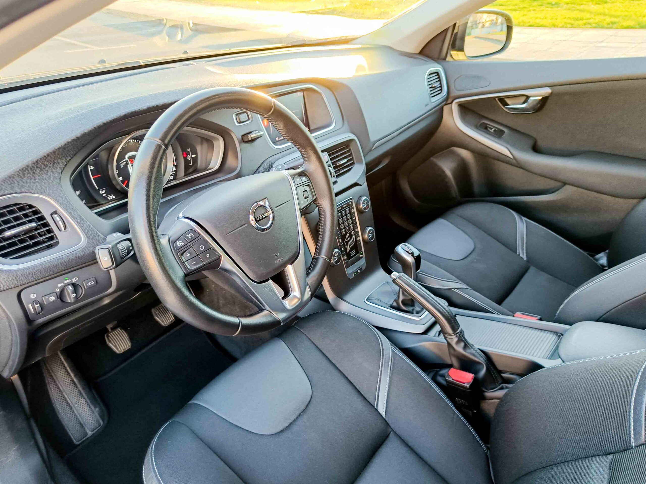 VOLVO V40 D3 MOMENTUM _ 150cv _ 2018 _ 180.000 kms _ Diesel _ Hasta 700€ de descuento por financiación