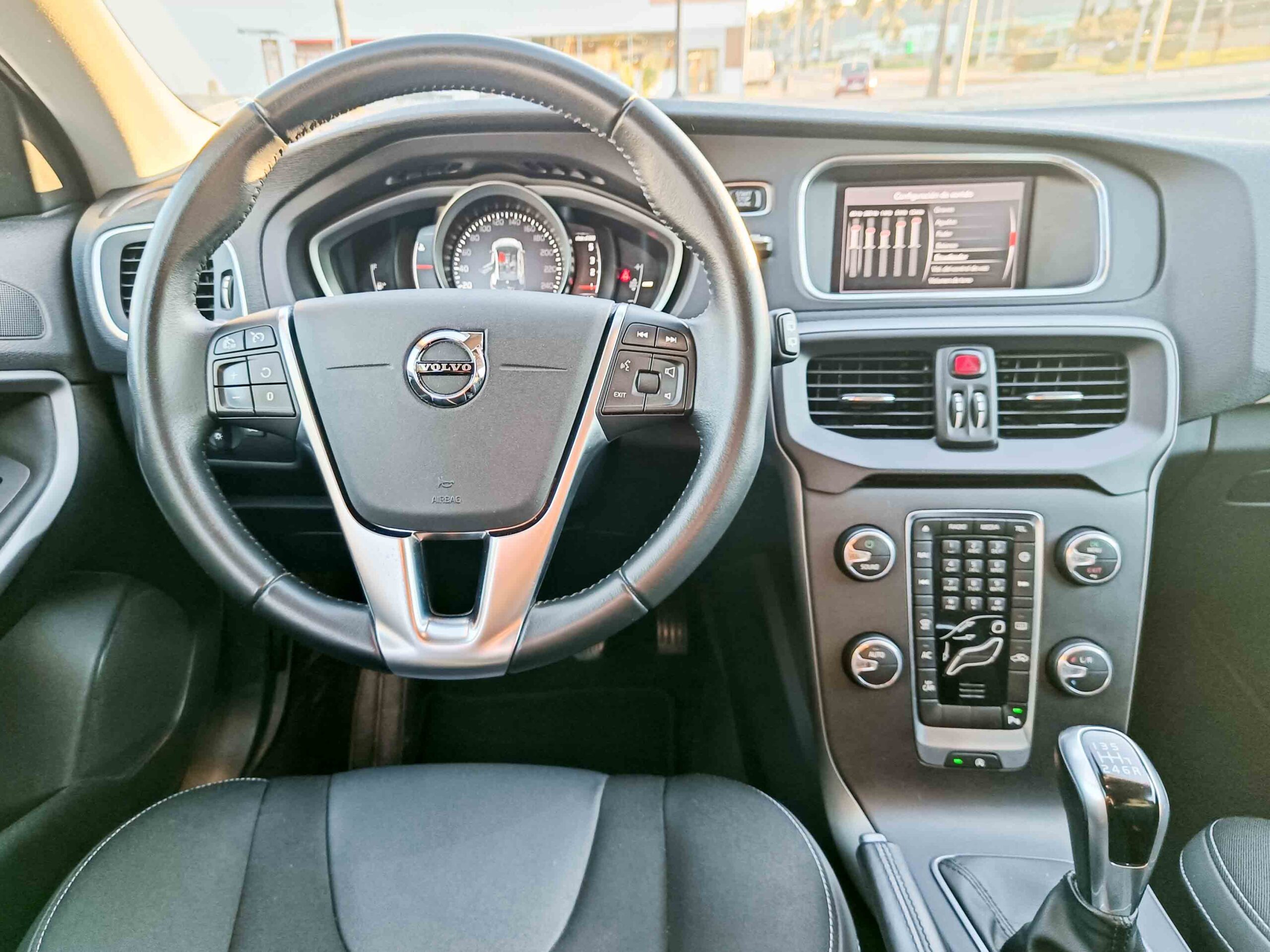 VOLVO V40 D3 MOMENTUM _ 150cv _ 2018 _ 180.000 kms _ Diesel _ Hasta 700€ de descuento por financiación