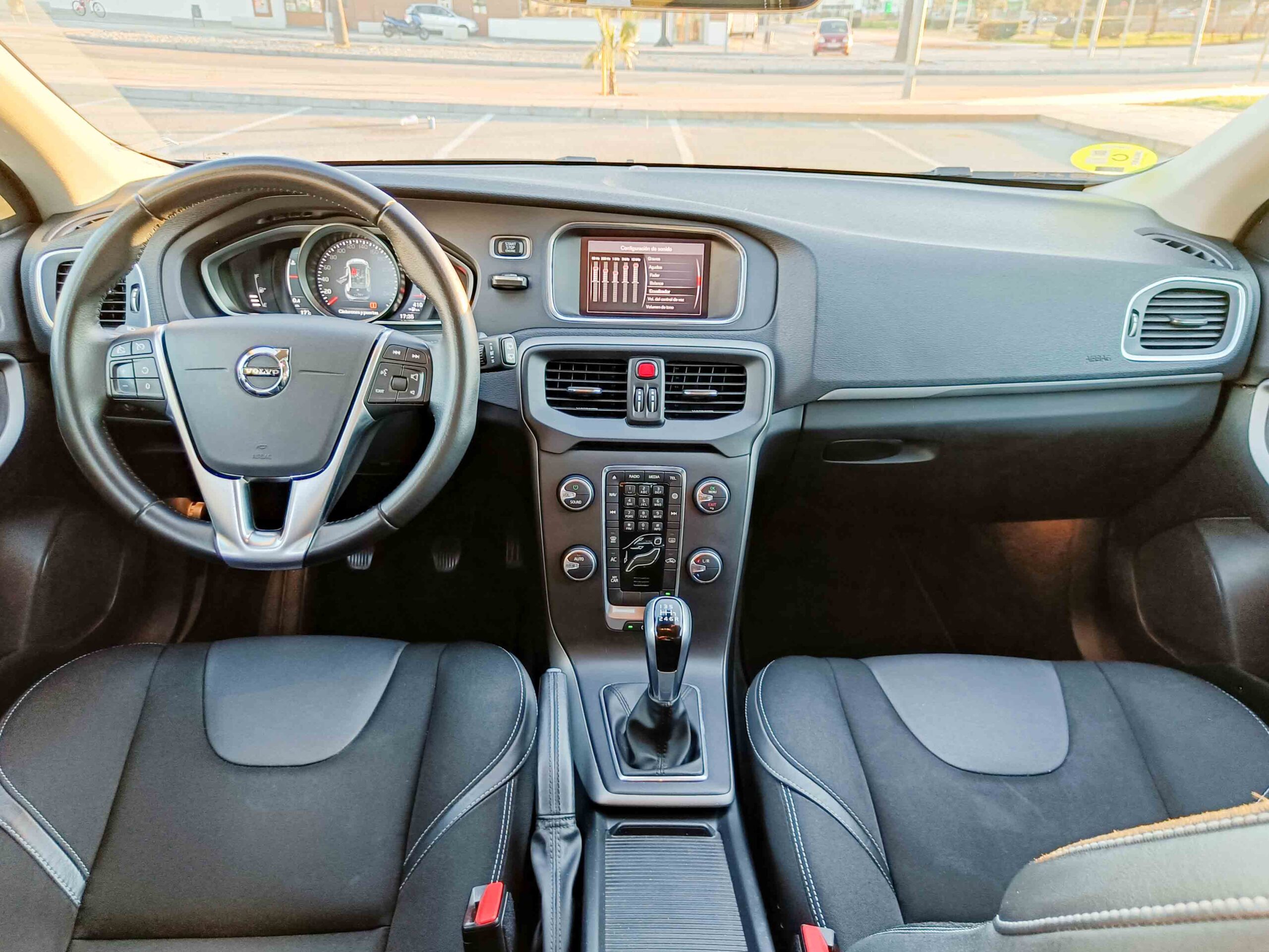 VOLVO V40 D3 MOMENTUM _ 150cv _ 2018 _ 180.000 kms _ Diesel _ Hasta 700€ de descuento por financiación