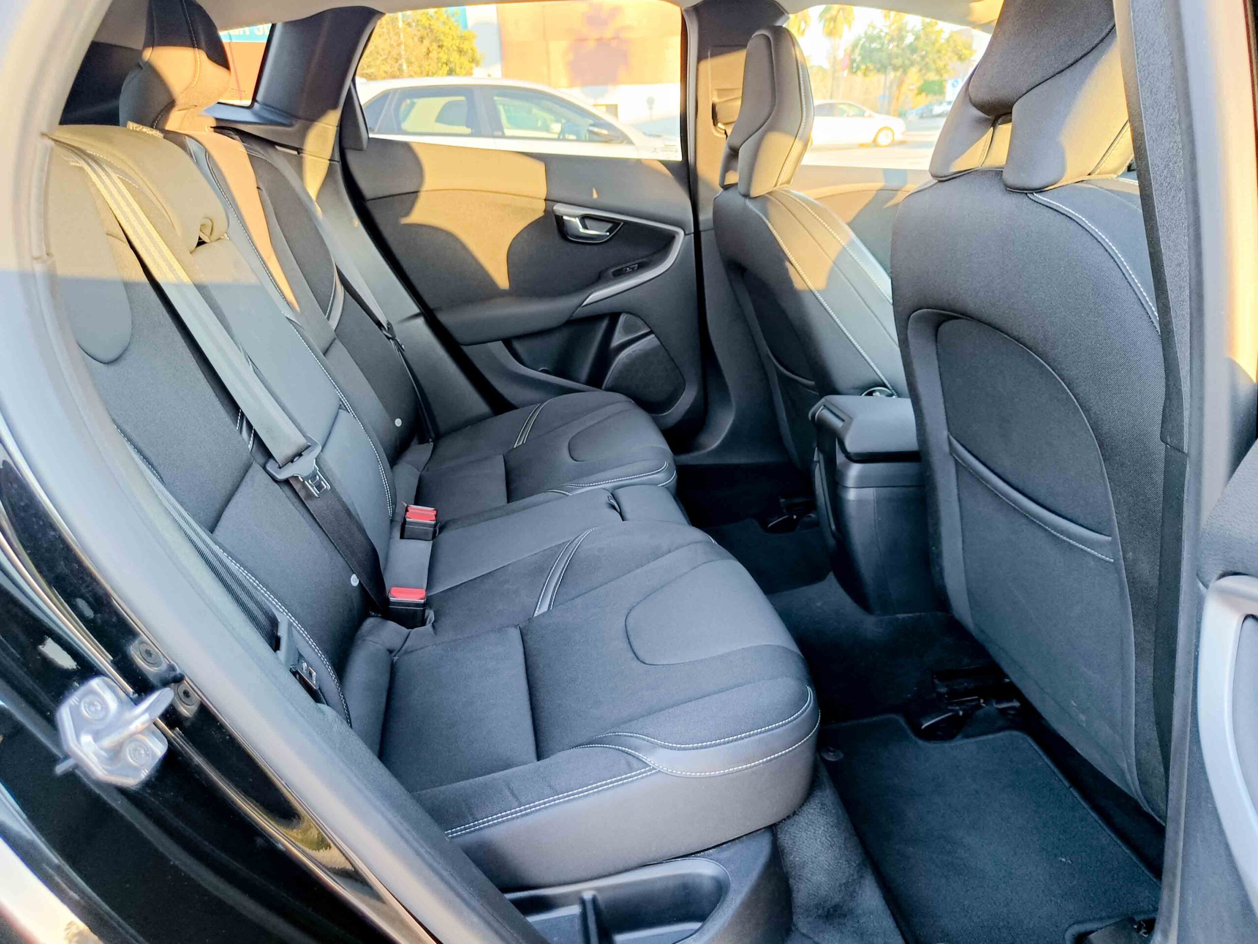 VOLVO V40 D3 MOMENTUM _ 150cv _ 2018 _ 180.000 kms _ Diesel _ Hasta 700€ de descuento por financiación