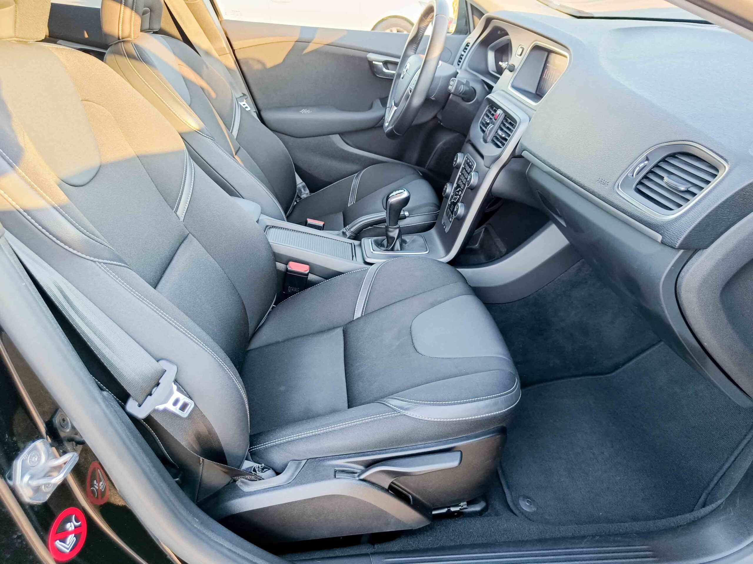 VOLVO V40 D3 MOMENTUM _ 150cv _ 2018 _ 180.000 kms _ Diesel _ Hasta 700€ de descuento por financiación