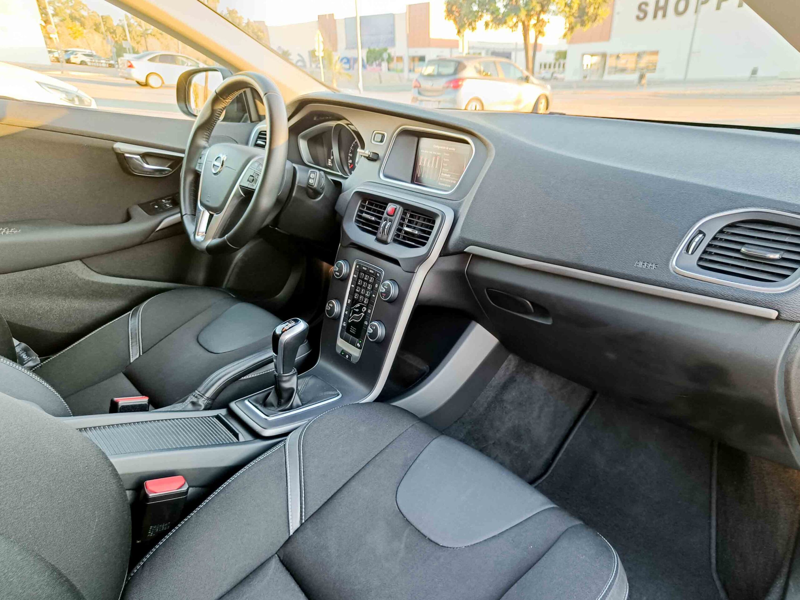 VOLVO V40 D3 MOMENTUM _ 150cv _ 2018 _ 180.000 kms _ Diesel _ Hasta 700€ de descuento por financiación