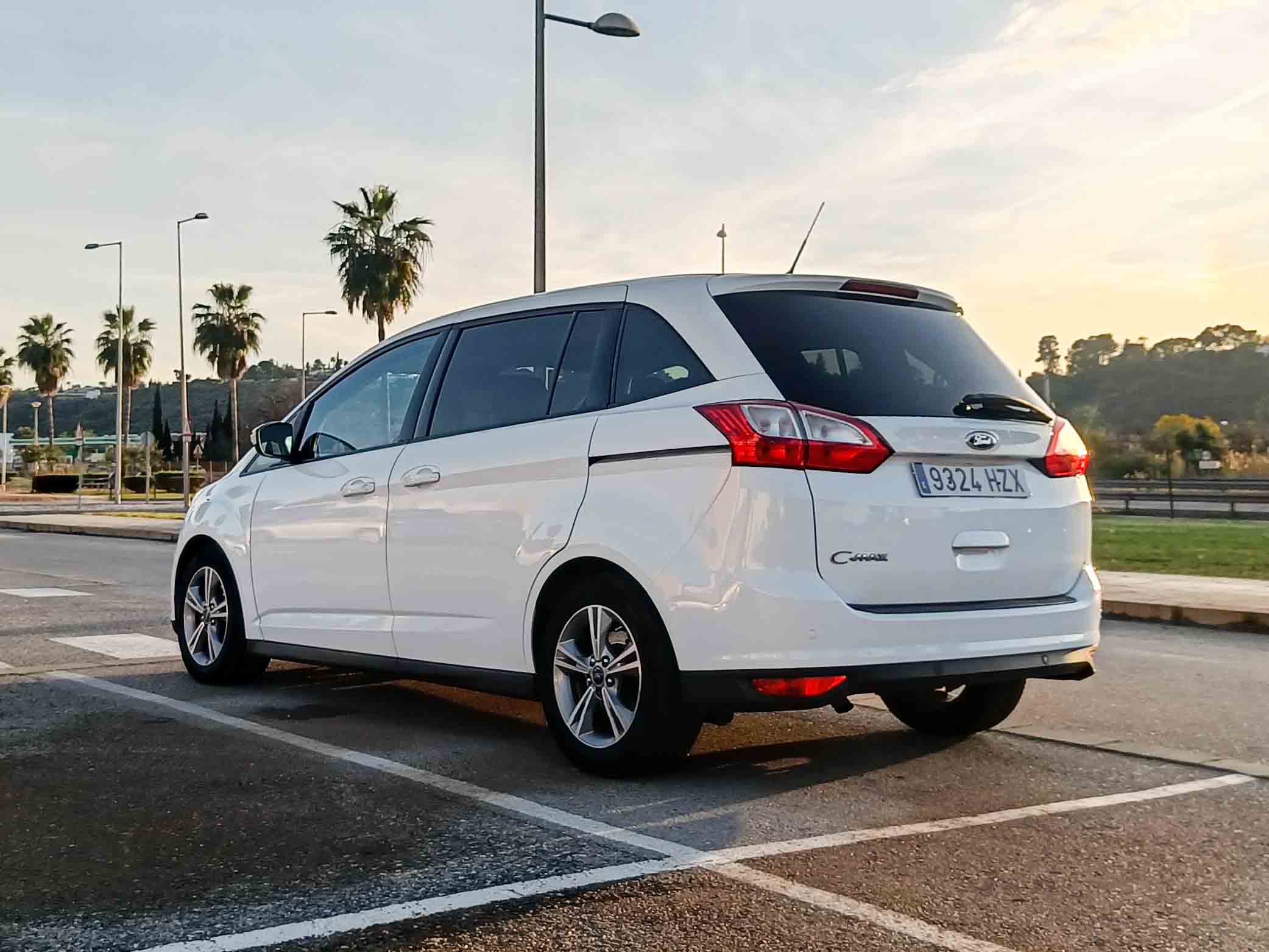 FORD GRAND C-MAX 1.0 16v ECOBOOST AUTO S&S TREND _ 125cv _ 2015 _ 143.000 kms _ Gasolina _ desde 154€/mes