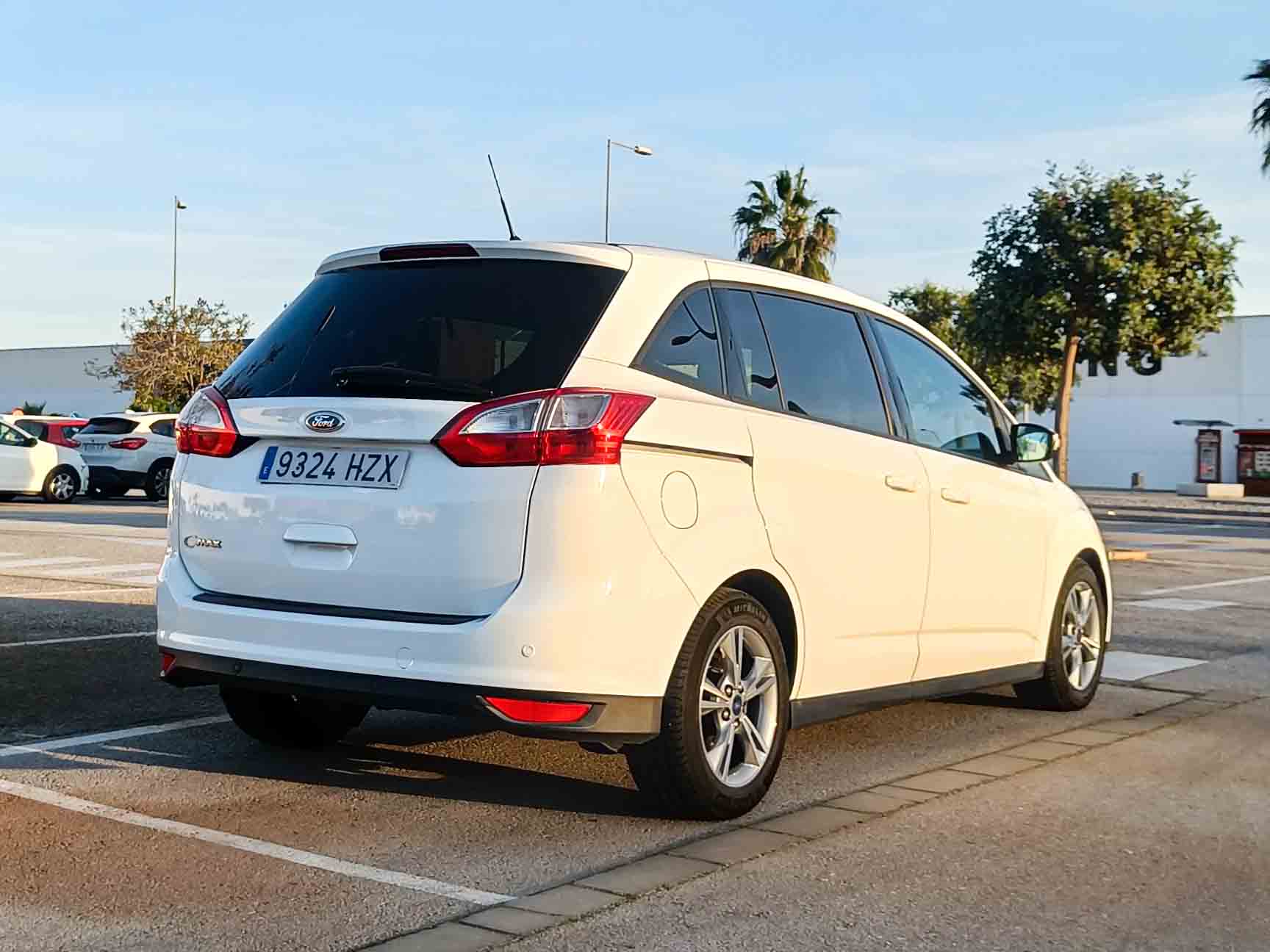 FORD GRAND C-MAX 1.0 16v ECOBOOST AUTO S&S TREND _ 125cv _ 2015 _ 143.000 kms _ Gasolina _ desde 154€/mes