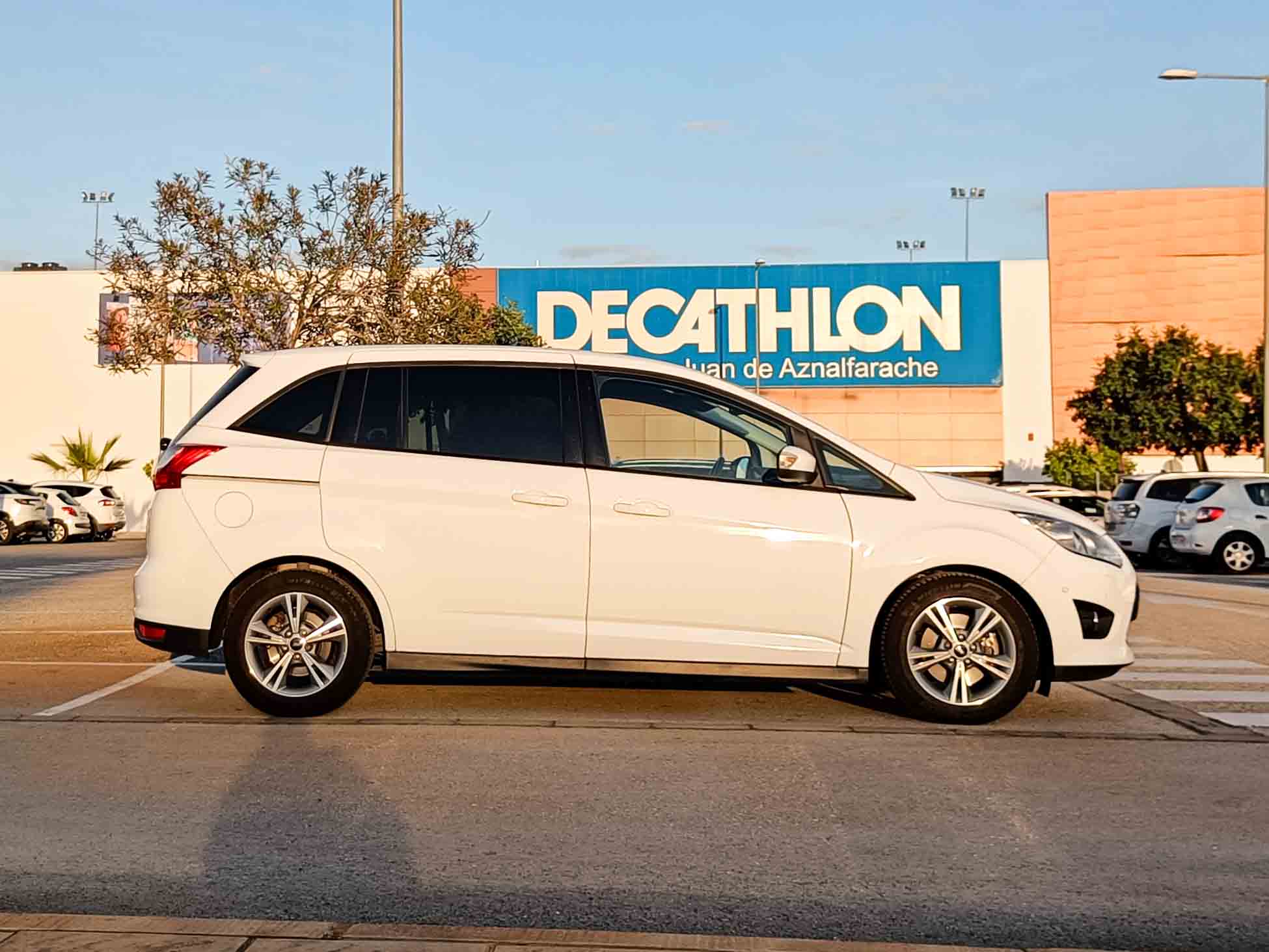 FORD GRAND C-MAX 1.0 16v ECOBOOST AUTO S&S TREND _ 125cv _ 2015 _ 143.000 kms _ Gasolina _ desde 154€/mes