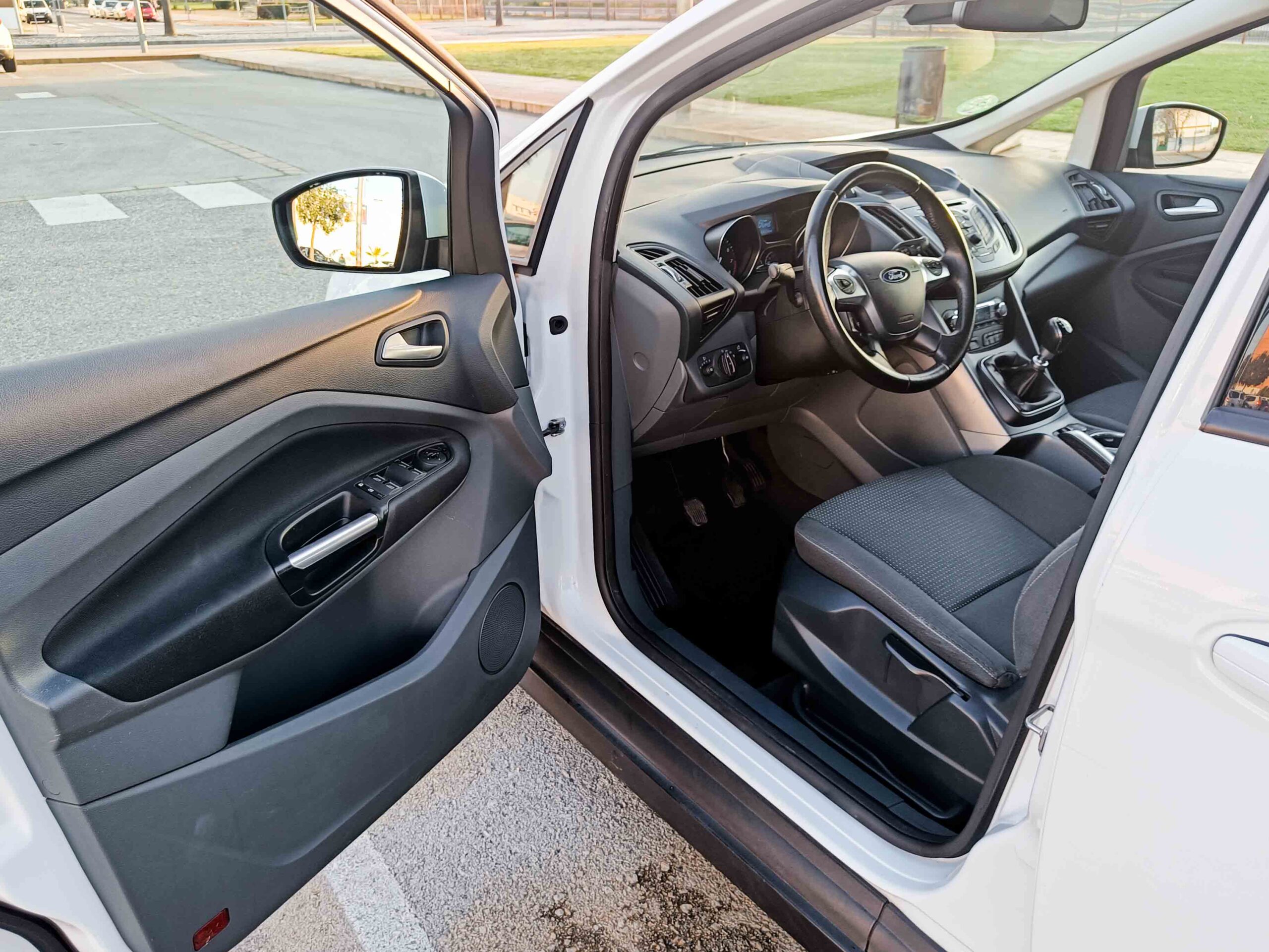 FORD GRAND C-MAX 1.0 16v ECOBOOST AUTO S&S TREND _ 125cv _ 2015 _ 143.000 kms _ Gasolina _ desde 154€/mes