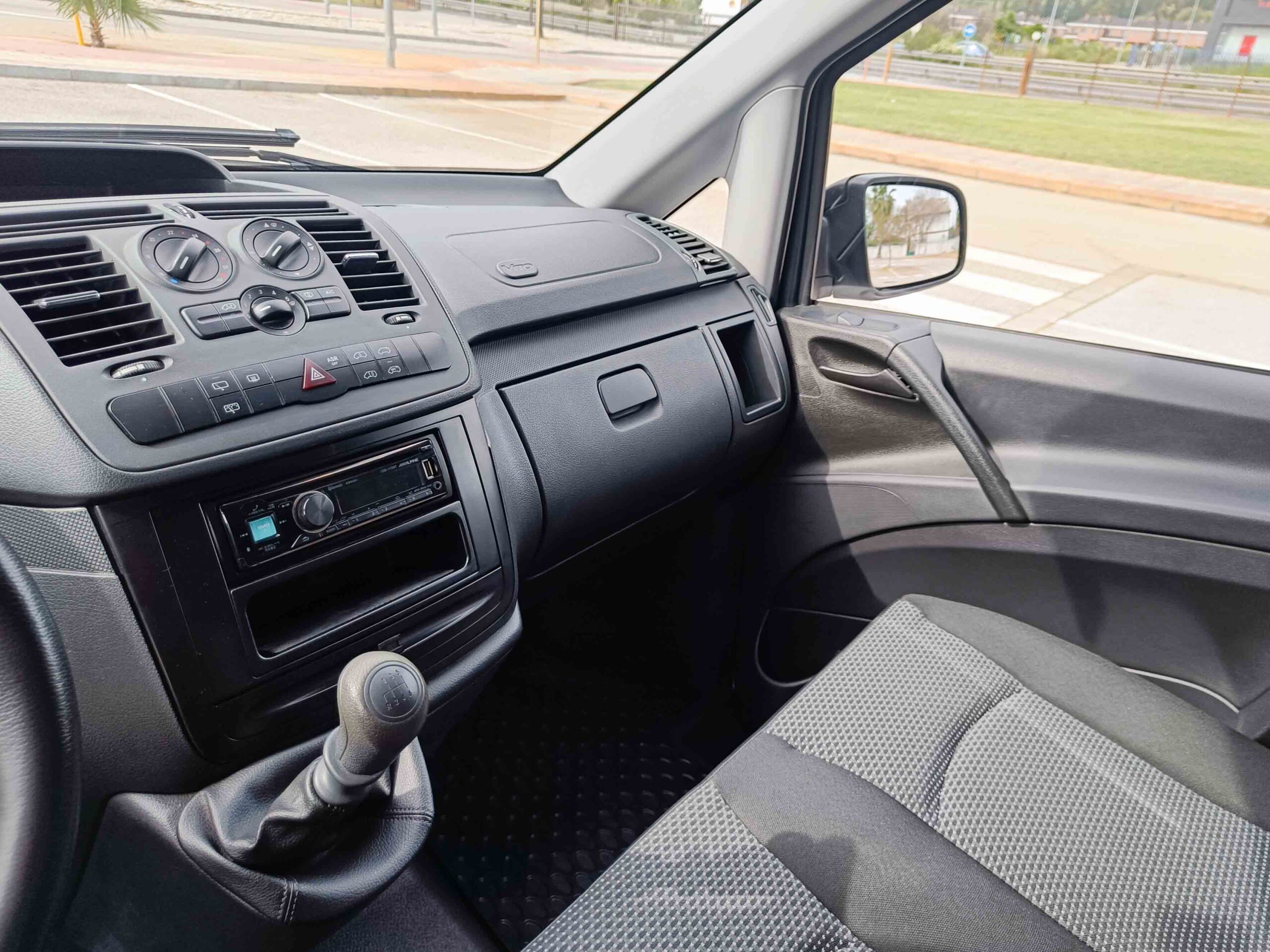 MERCEDES-BENZ VITO 113 2.15 CDi Furgon Compact_ 136cv _ 2013 _ 60.000 kms _ Diesel _ IVA DEDUCIBLE _ desde 214€/mes _ Hasta 800€ de descuento