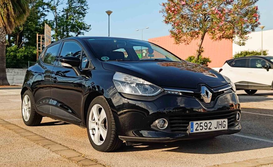 RENAULT CLIO 1.2 16V _ 73cv _ 2015 _ 111.000 kms _ Gasolina _ Desde 132€/mes _ Hasta 400€ de descuento por financiación