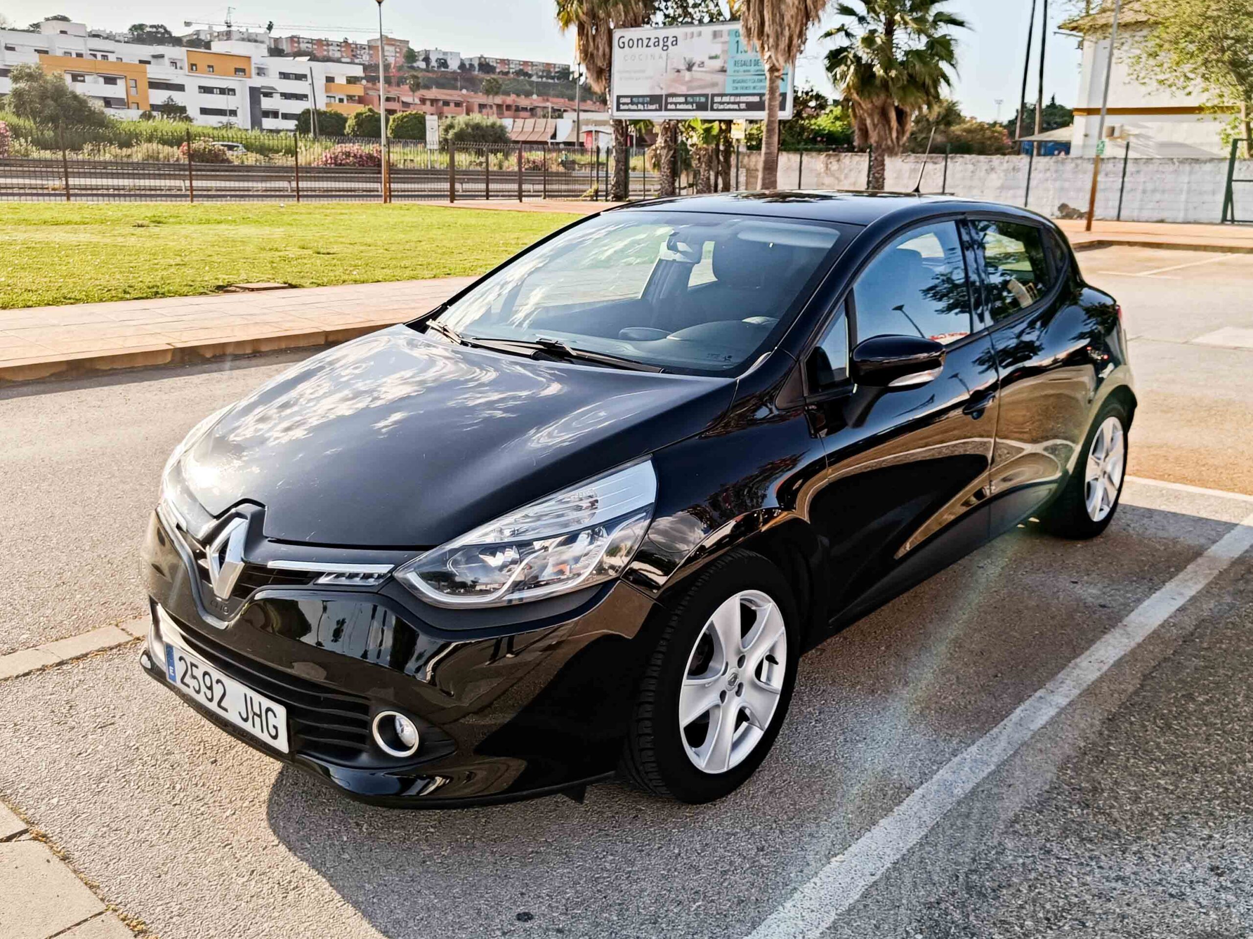 RENAULT CLIO 1.2 16V _ 73cv _ 2015 _ 111.000 kms _ Gasolina _ Desde 132€/mes _ Hasta 400€ de descuento por financiación