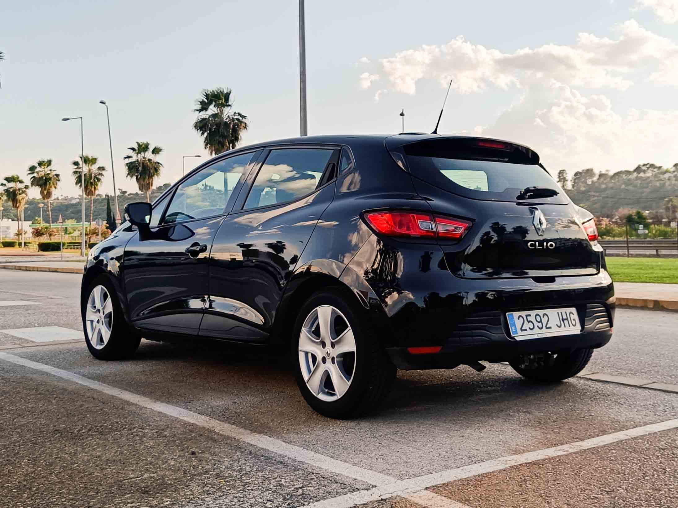 RENAULT CLIO 1.2 16V _ 73cv _ 2015 _ 111.000 kms _ Gasolina _ Desde 132€/mes _ Hasta 400€ de descuento por financiación