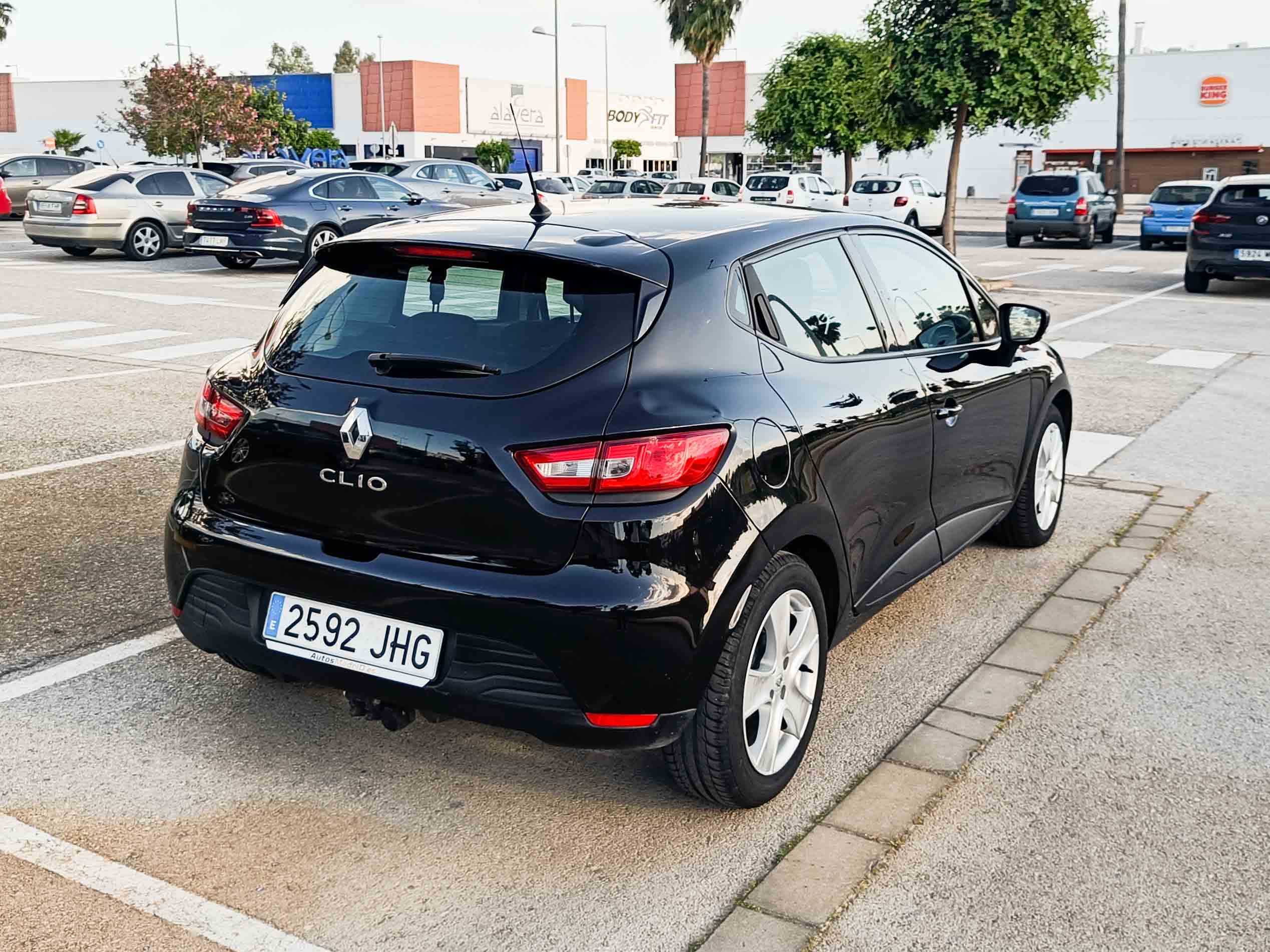 RENAULT CLIO 1.2 16V _ 73cv _ 2015 _ 111.000 kms _ Gasolina _ Desde 132€/mes _ Hasta 400€ de descuento por financiación