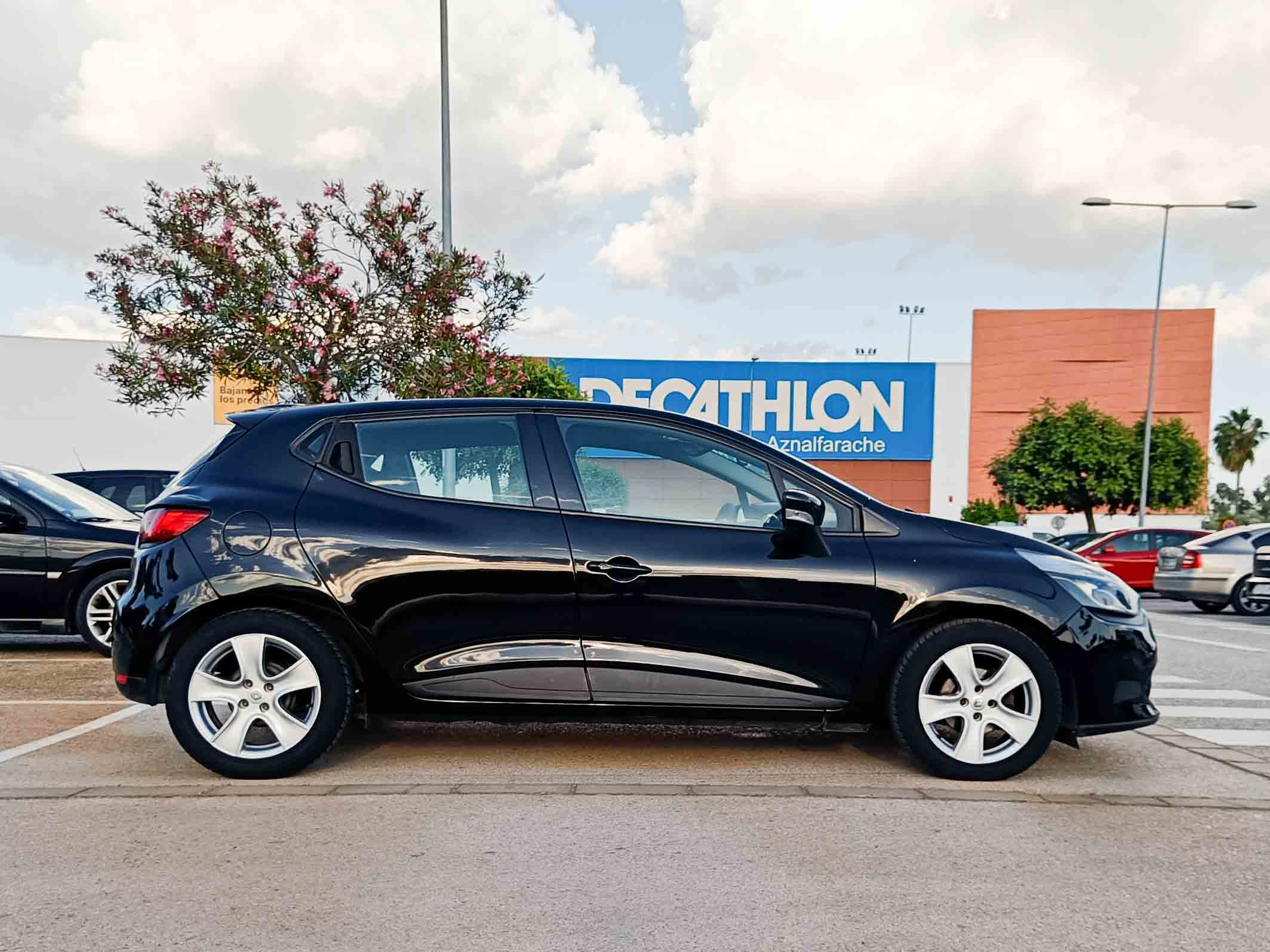 RENAULT CLIO 1.2 16V _ 73cv _ 2015 _ 111.000 kms _ Gasolina _ Desde 132€/mes _ Hasta 400€ de descuento por financiación