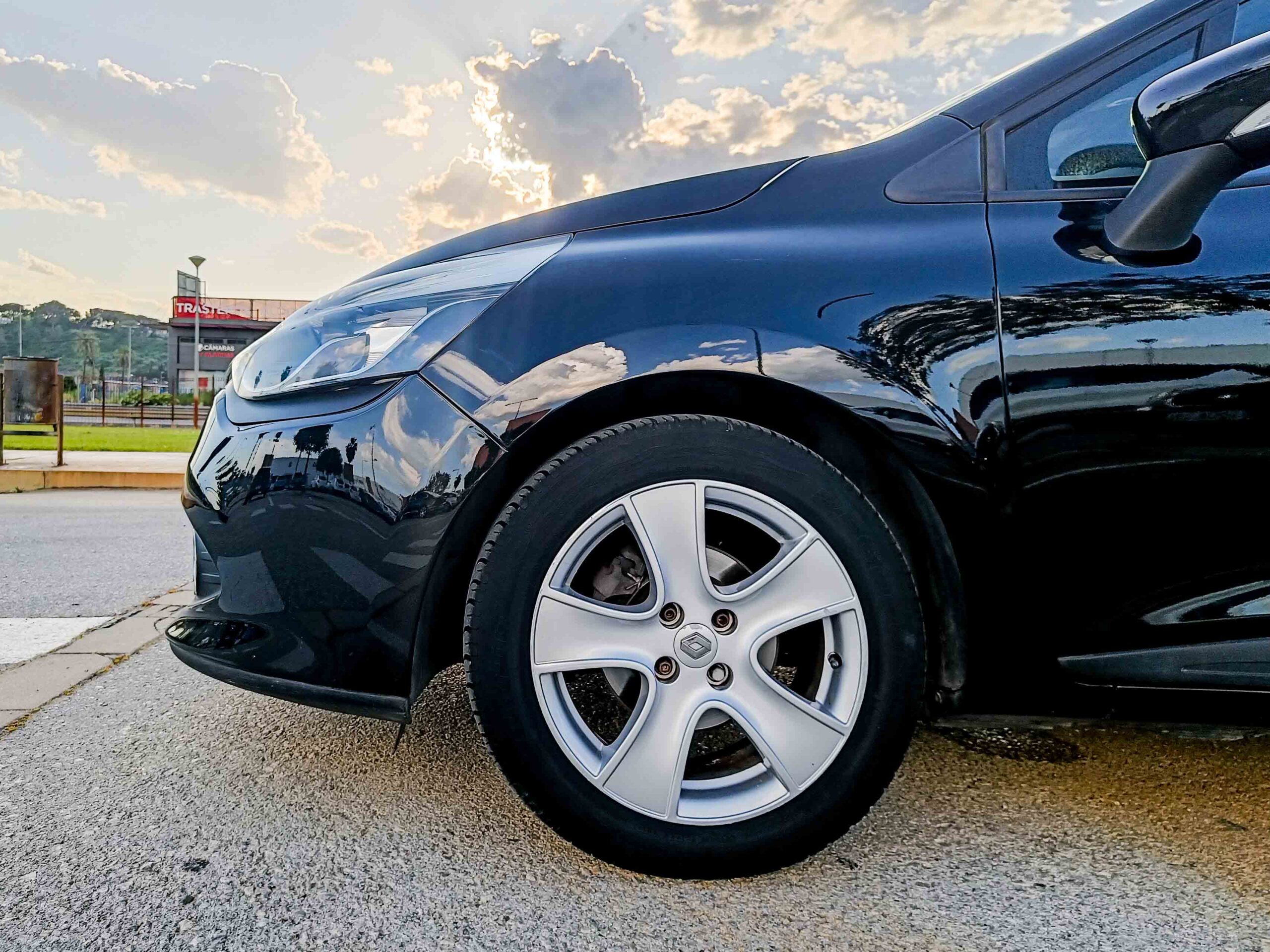 RENAULT CLIO 1.2 16V _ 73cv _ 2015 _ 111.000 kms _ Gasolina _ Desde 132€/mes _ Hasta 400€ de descuento por financiación